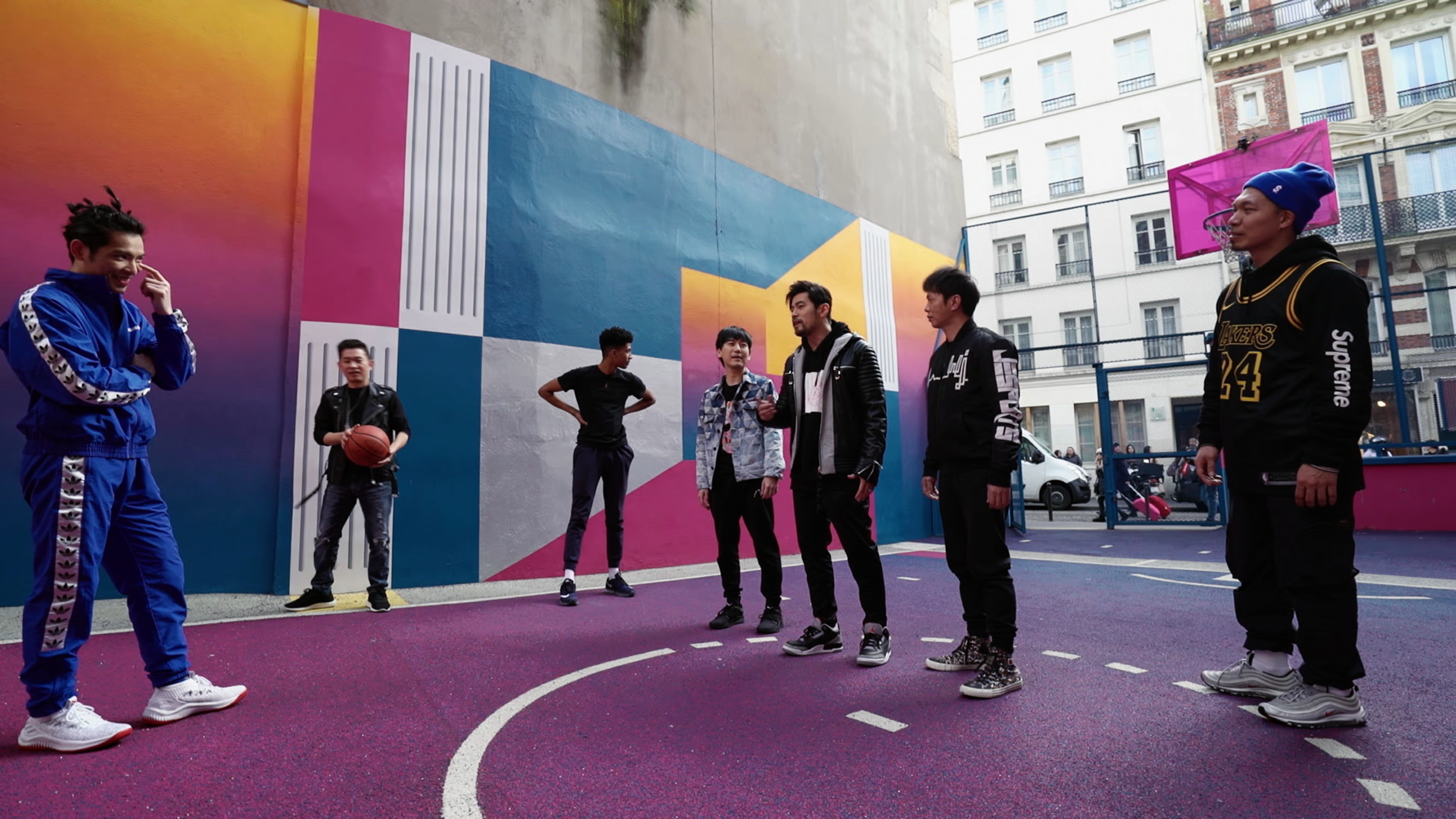 周杰倫還與蕭敬騰在巴黎街頭玩3對3鬥牛。（Netflix提供）