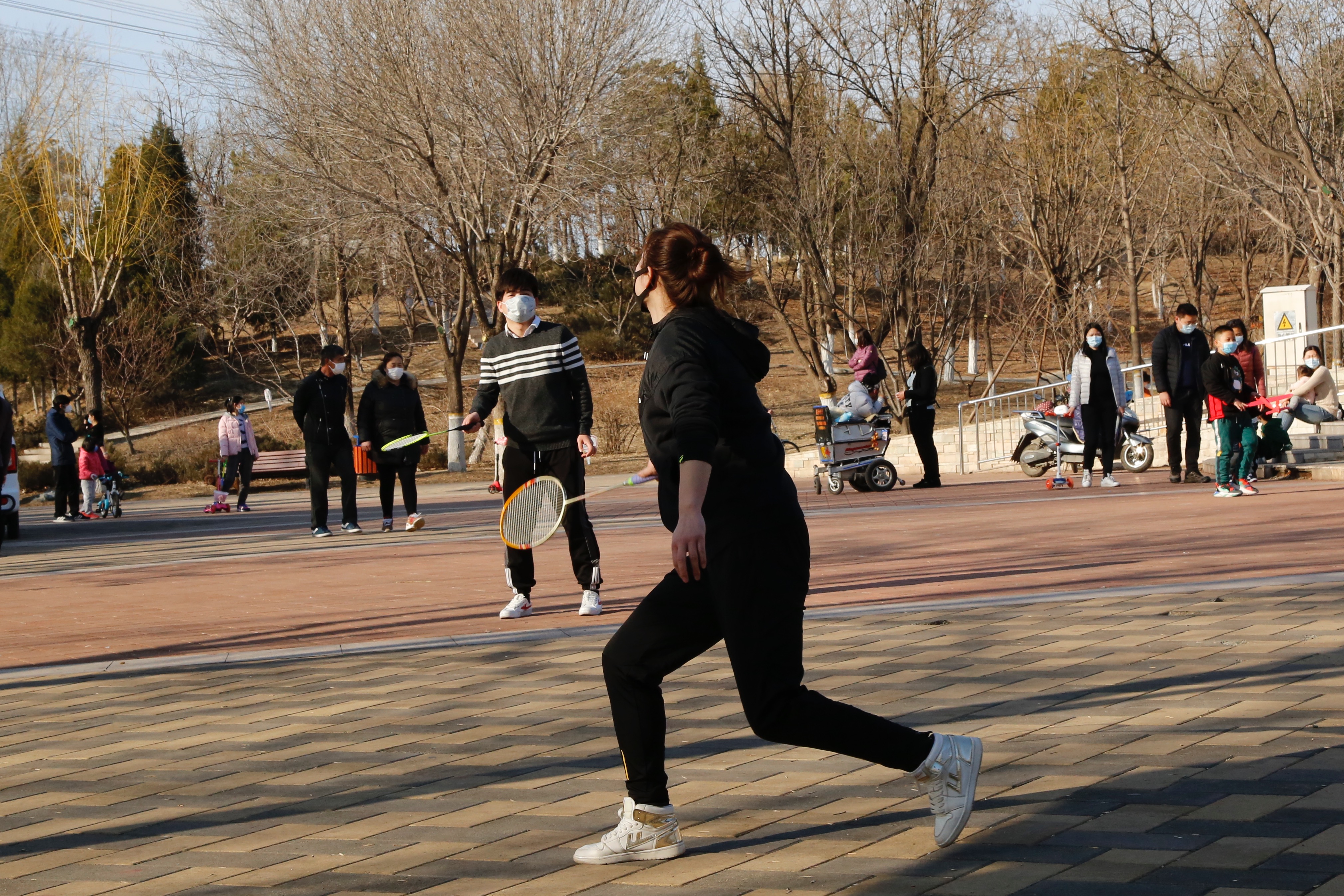 美國心理師建議，擁抱大自然、練習正念、規律運動和充足睡眠等等，有助於擊退焦慮感。圖為3月7日北京回暖，民眾在公園內從事休閒活動。（東方IC）