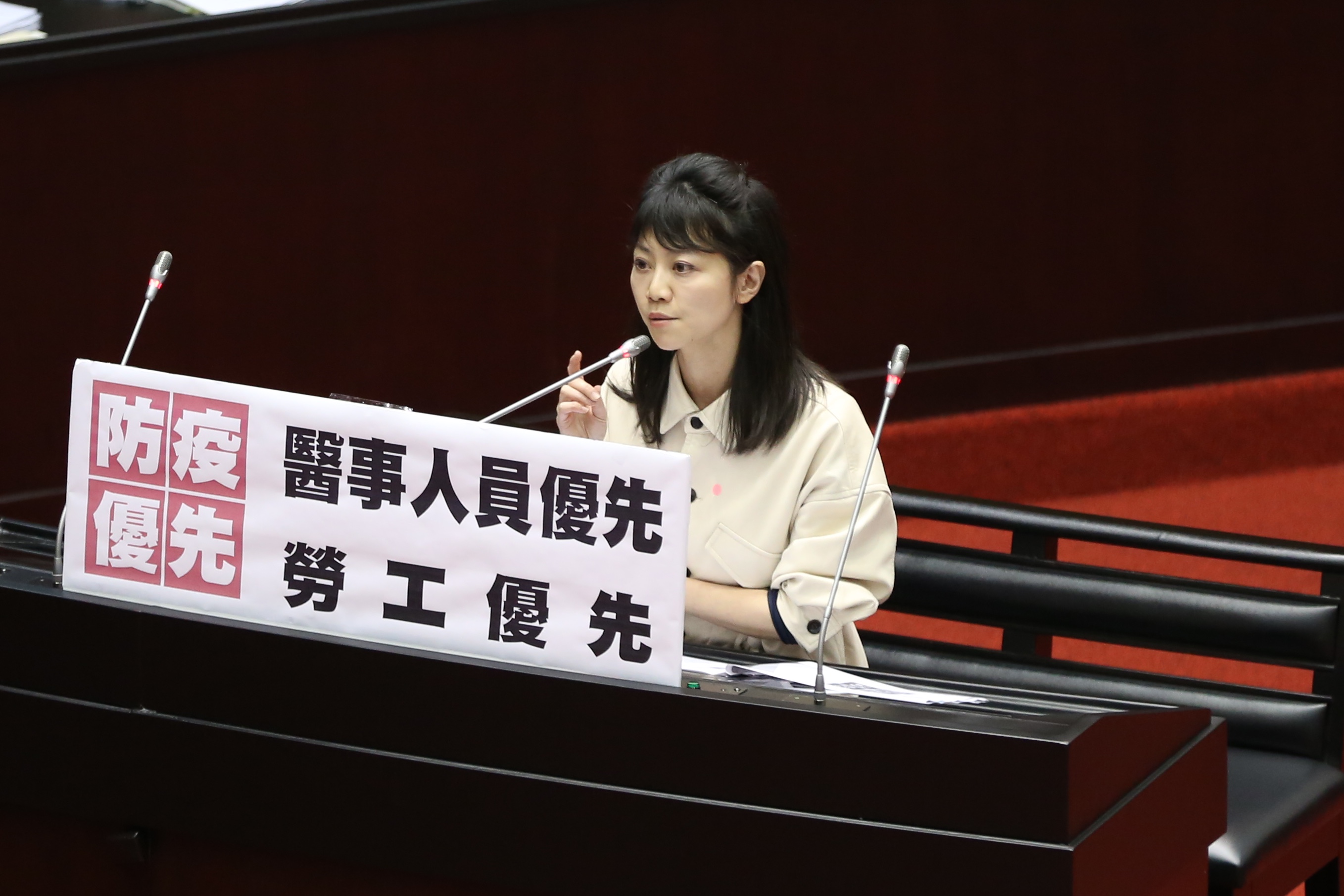 立委高嘉瑜反問，台灣人到底是把這場防疫作戰當作全民戰爭，還是讓陳時中單打獨鬥。圖為資料照。