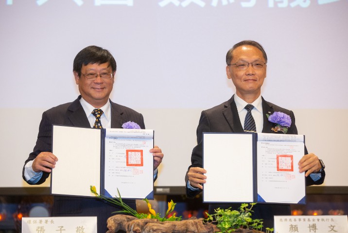 環保署長張子敬（左）與顏博文今簽署「清淨在源頭、簡約好生活」合作備忘錄。