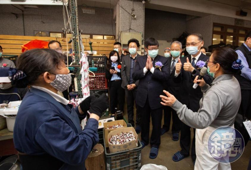 張子敬實地參訪慈濟基金會的資源回收教育站，顏博文比讚表達對志工的感謝。