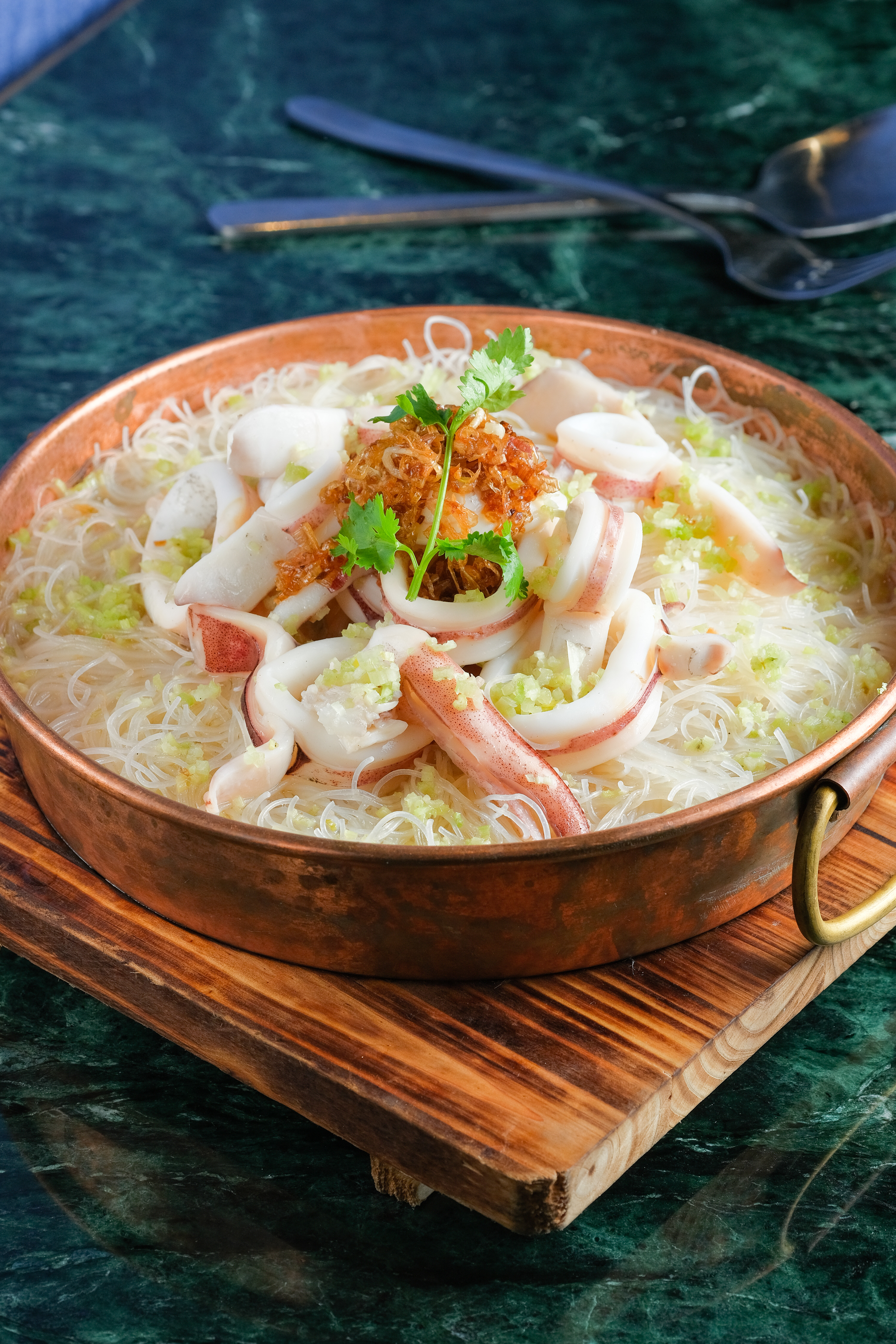 「小卷米粉」的柴魚高湯以油蔥酥稍微調味，小卷彈牙有嚼勁。（500元／份，需2天前預訂）