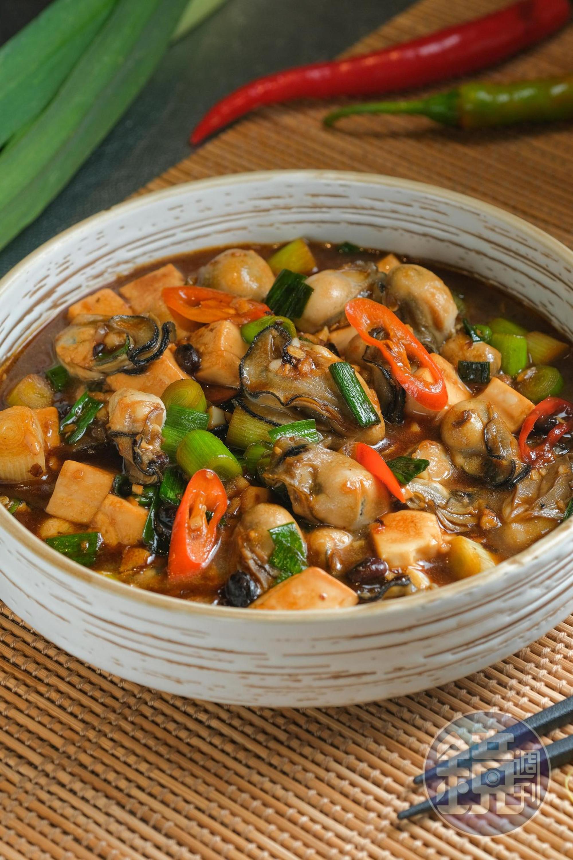 「蔭鼓蚵」鮮蚵飽滿，重口味適合下酒。（380元／份）