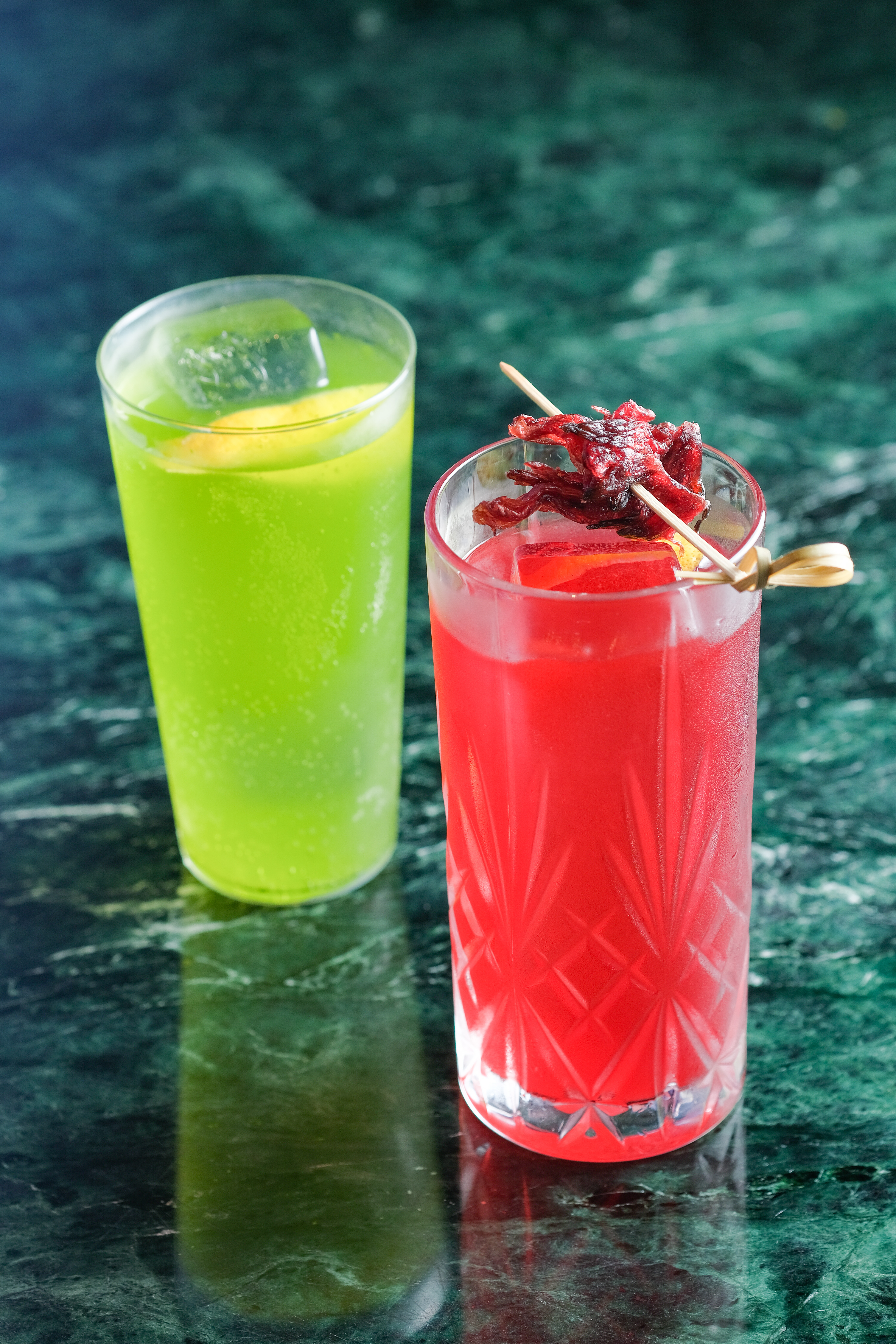 與「Fourplay」合作的調酒「抹茶琴湯尼」（左，350元／杯）和「洛神蘇打」（右，300元／杯）一苦一甜。