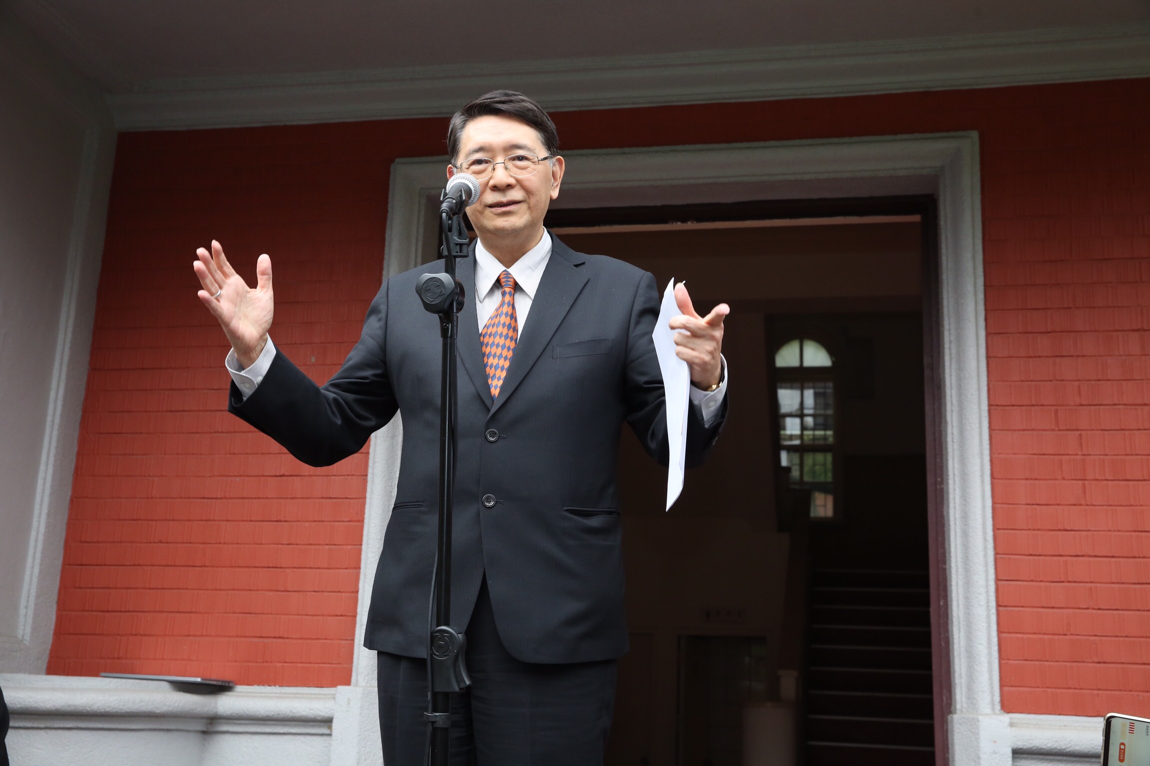 立法院祕書長林志嘉接受訪問。
