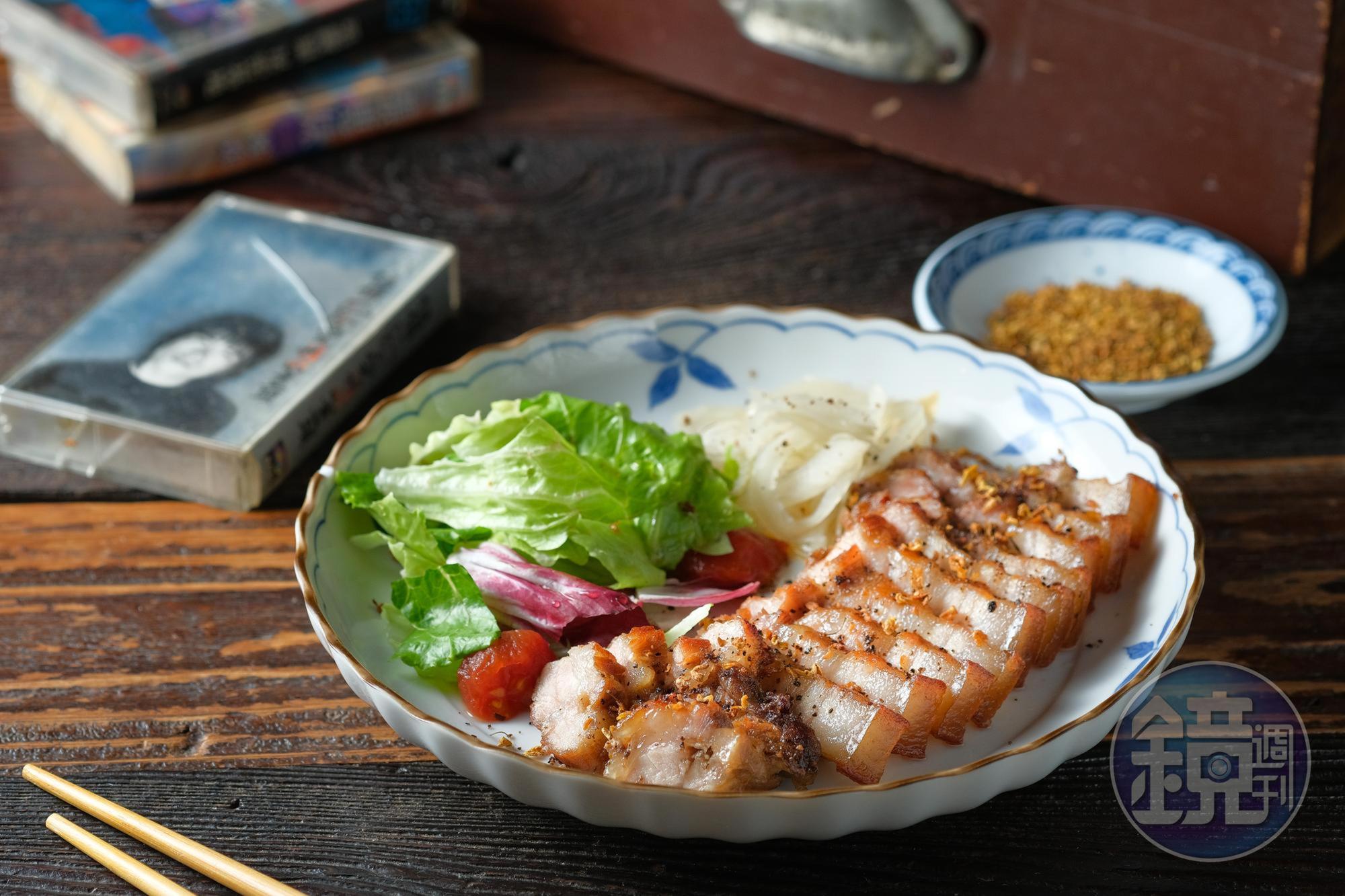 吃「鹹豬肉佐桂花蜜」剛開始是熟悉滋味,隨後味蕾轉甜,帶來桂花蜜的香氣。(250元/份)