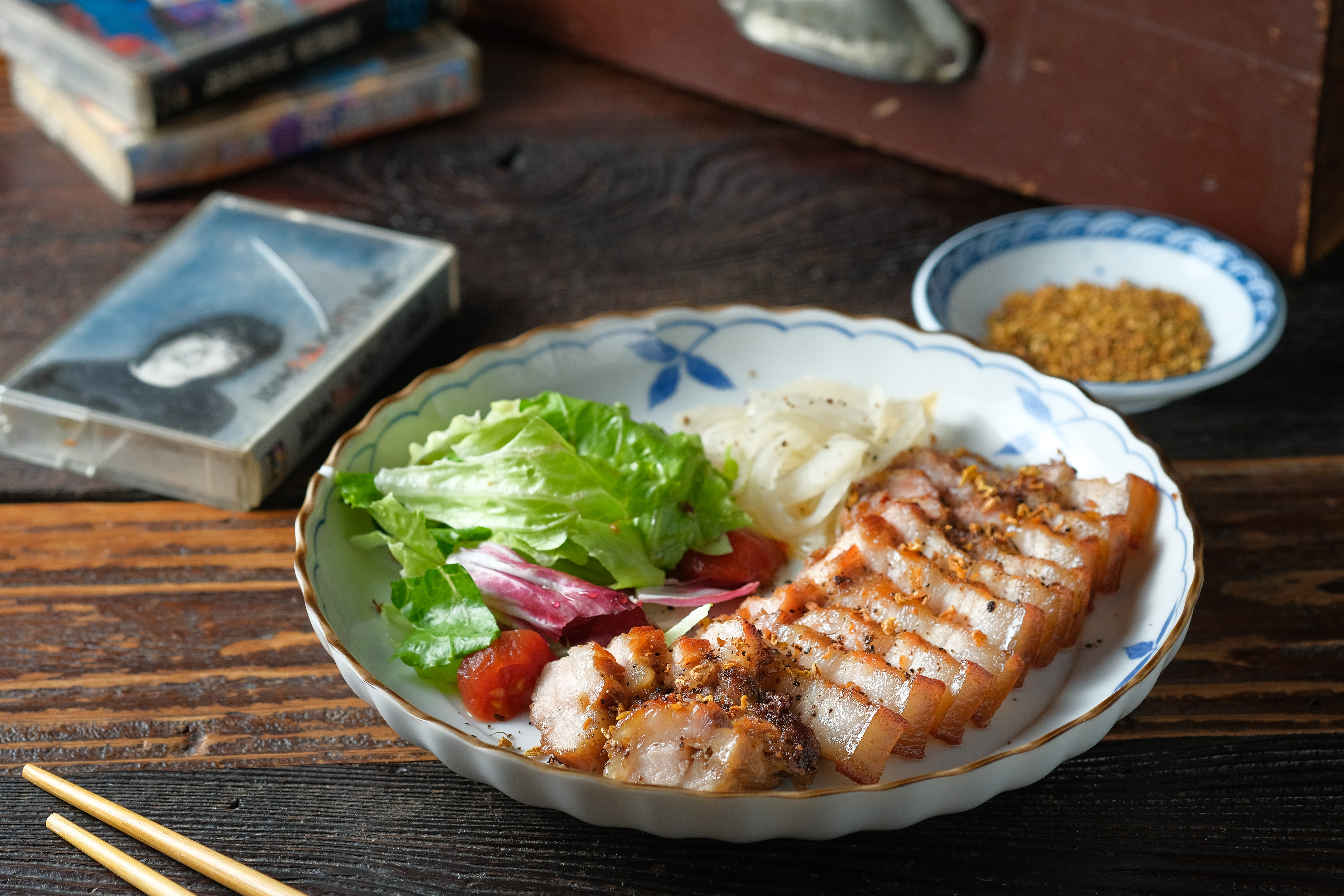 吃「鹹豬肉佐桂花蜜」剛開始是熟悉滋味，隨後味蕾轉甜，帶來桂花蜜的香氣。（250元／份）