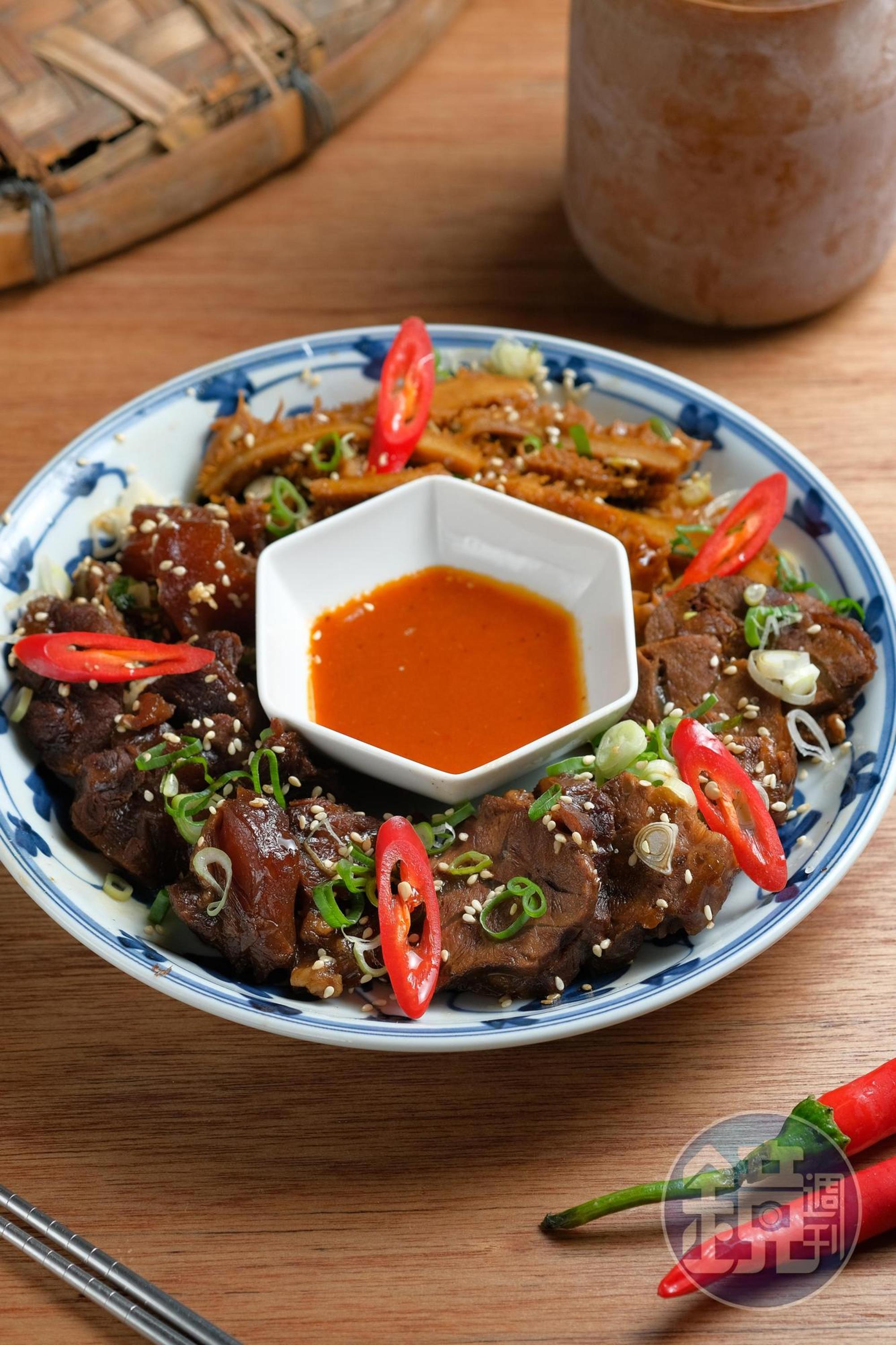 「牛三寶」有牛肚、牛腱、牛筋,滷得入味,又能保留各自口感,和微辣的甜椒桔醬很速配。(360元/份)