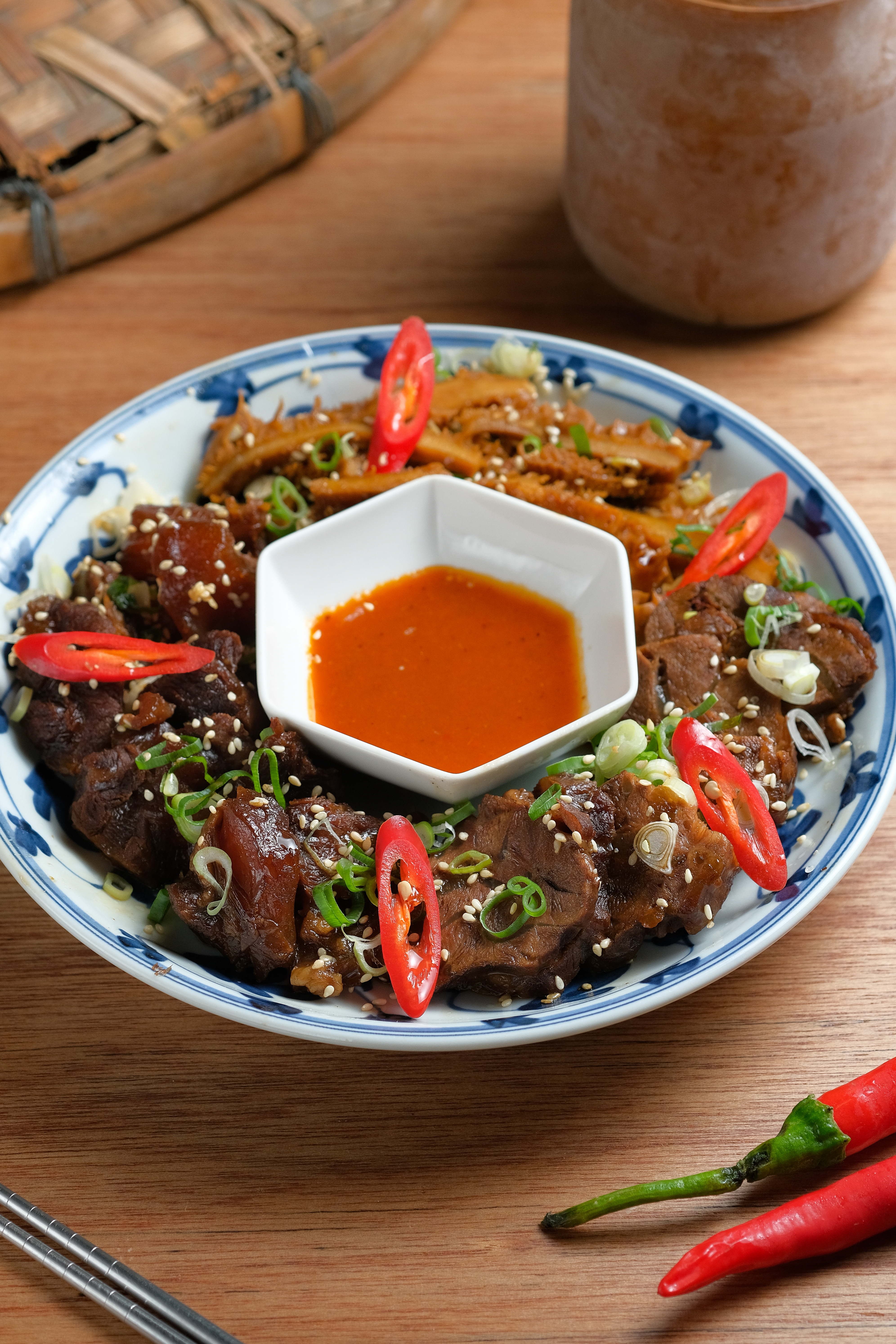 「牛三寶」有牛肚、牛腱、牛筋，滷得入味，又能保留各自口感，和微辣的甜椒桔醬很速配。（360元／份）