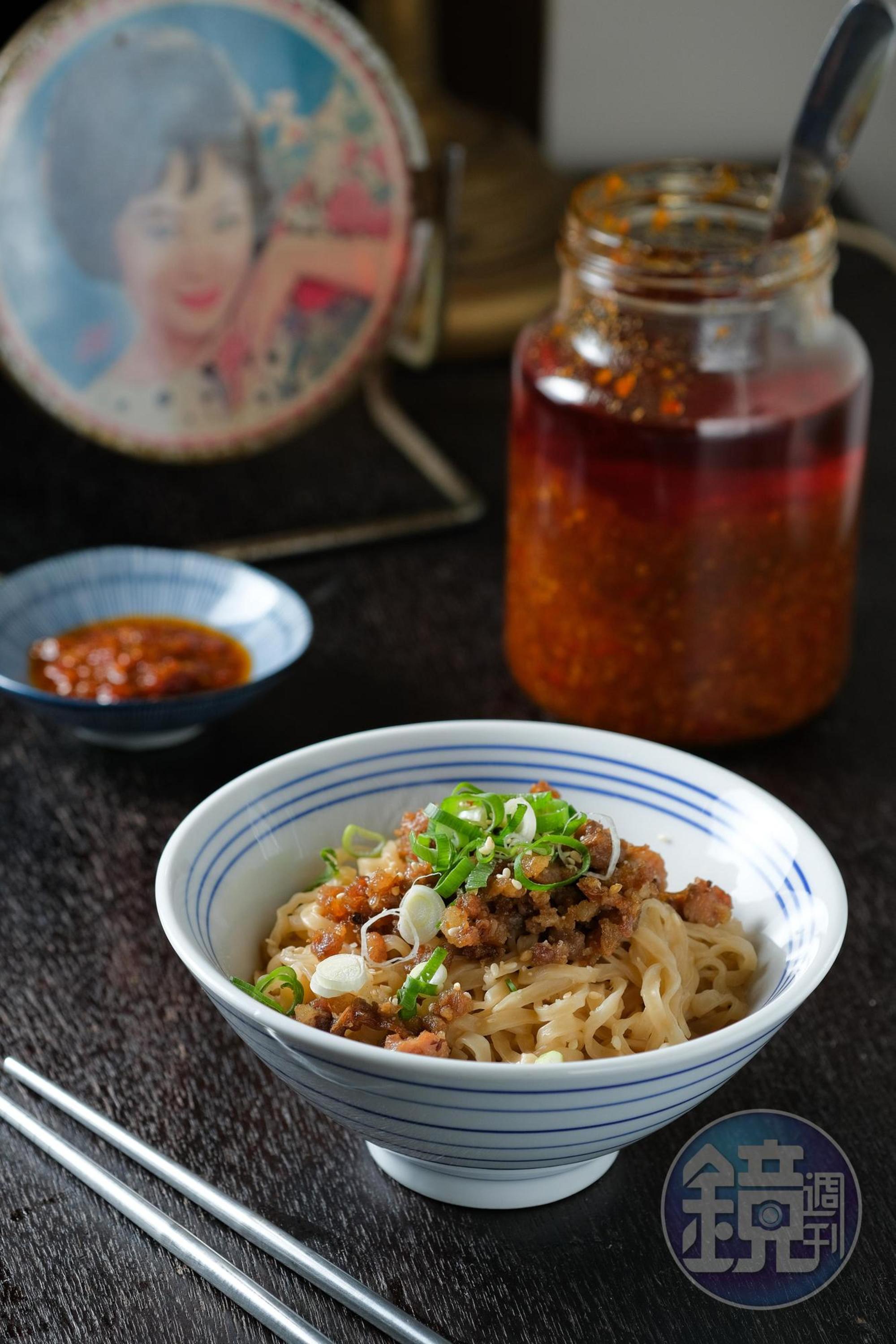 嗜辣的人,吃「肉燥蔥油意麵」一定要加老闆自製辣椒醬,更夠味。(80元/碗)