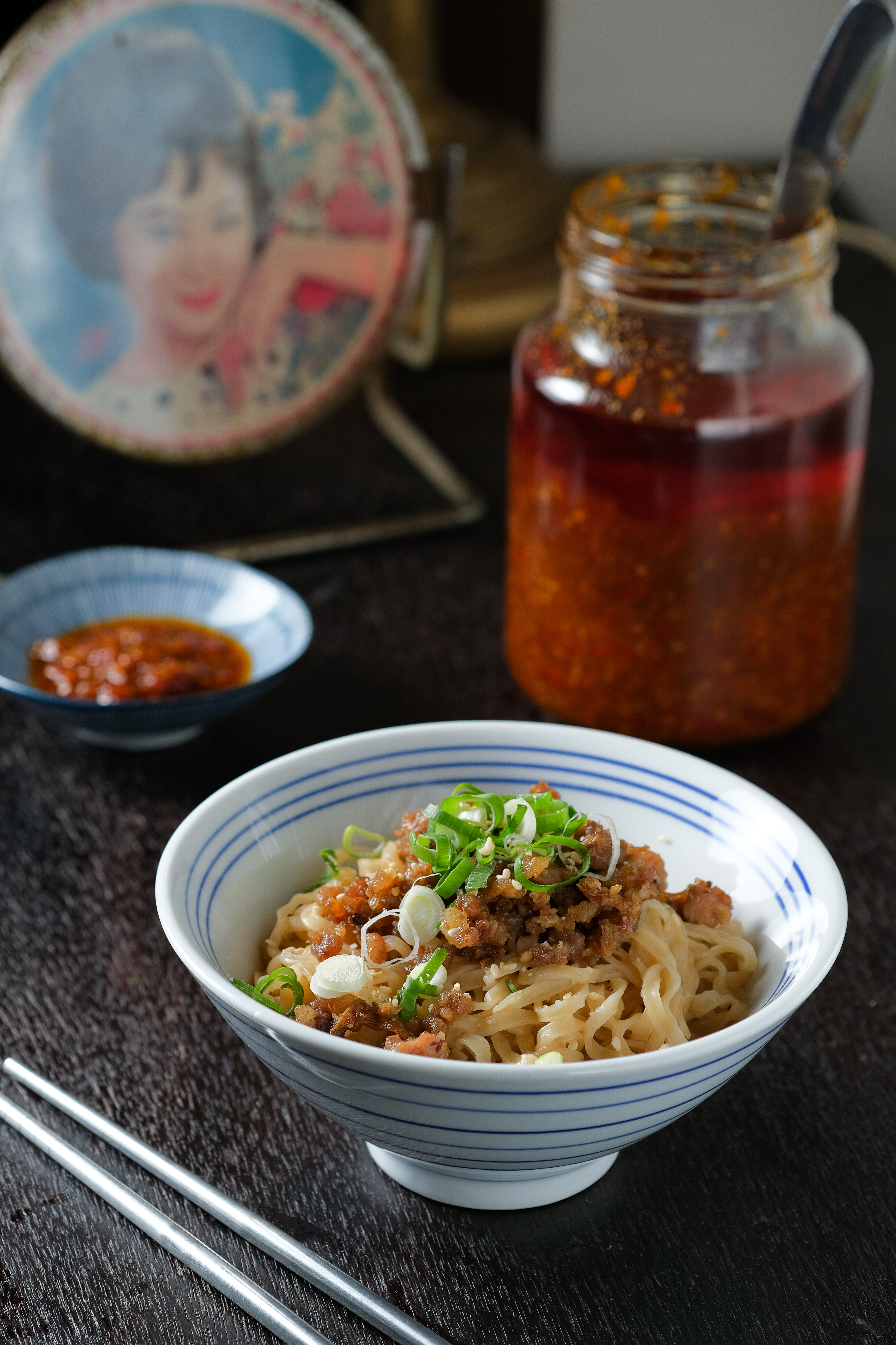 嗜辣的人，吃「肉燥蔥油意麵」一定要加老闆自製辣椒醬，更夠味。（80元／碗）
