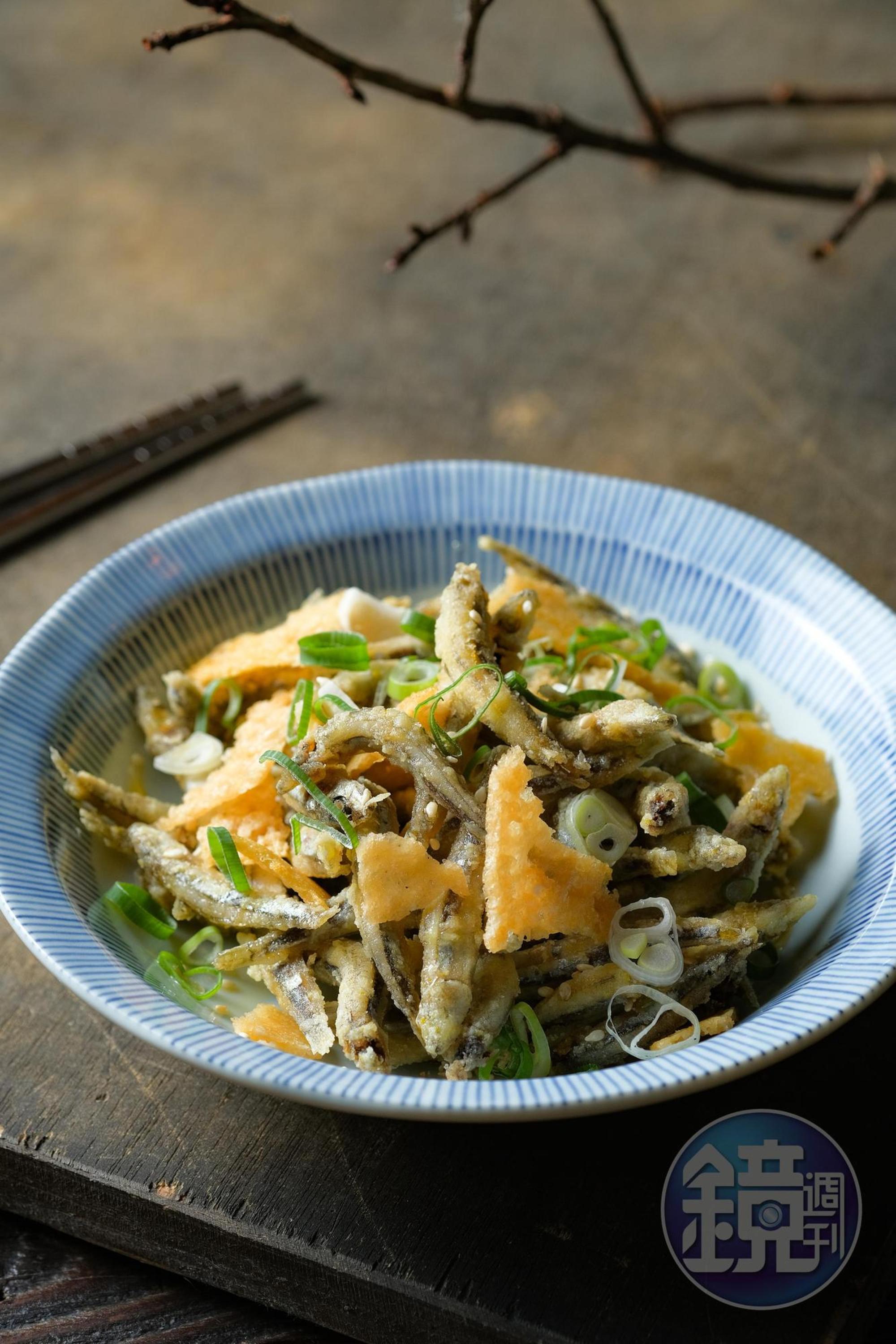 「蜜汁魚干與起士脆片」甜甜鹹鹹,是稱職的開胃菜。(150元/份)