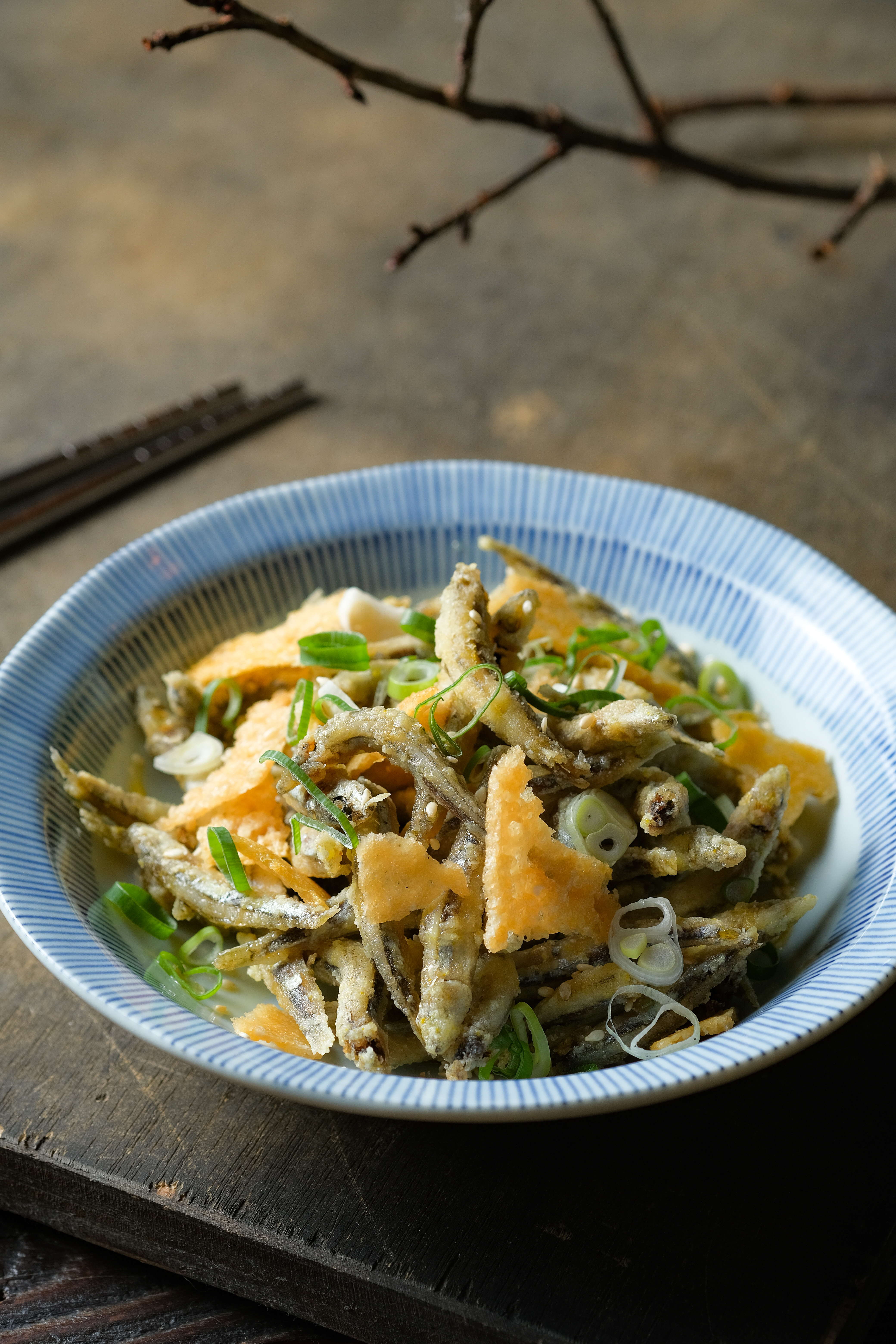 「蜜汁魚干與起士脆片」甜甜鹹鹹，是稱職的開胃菜。（150元／份）