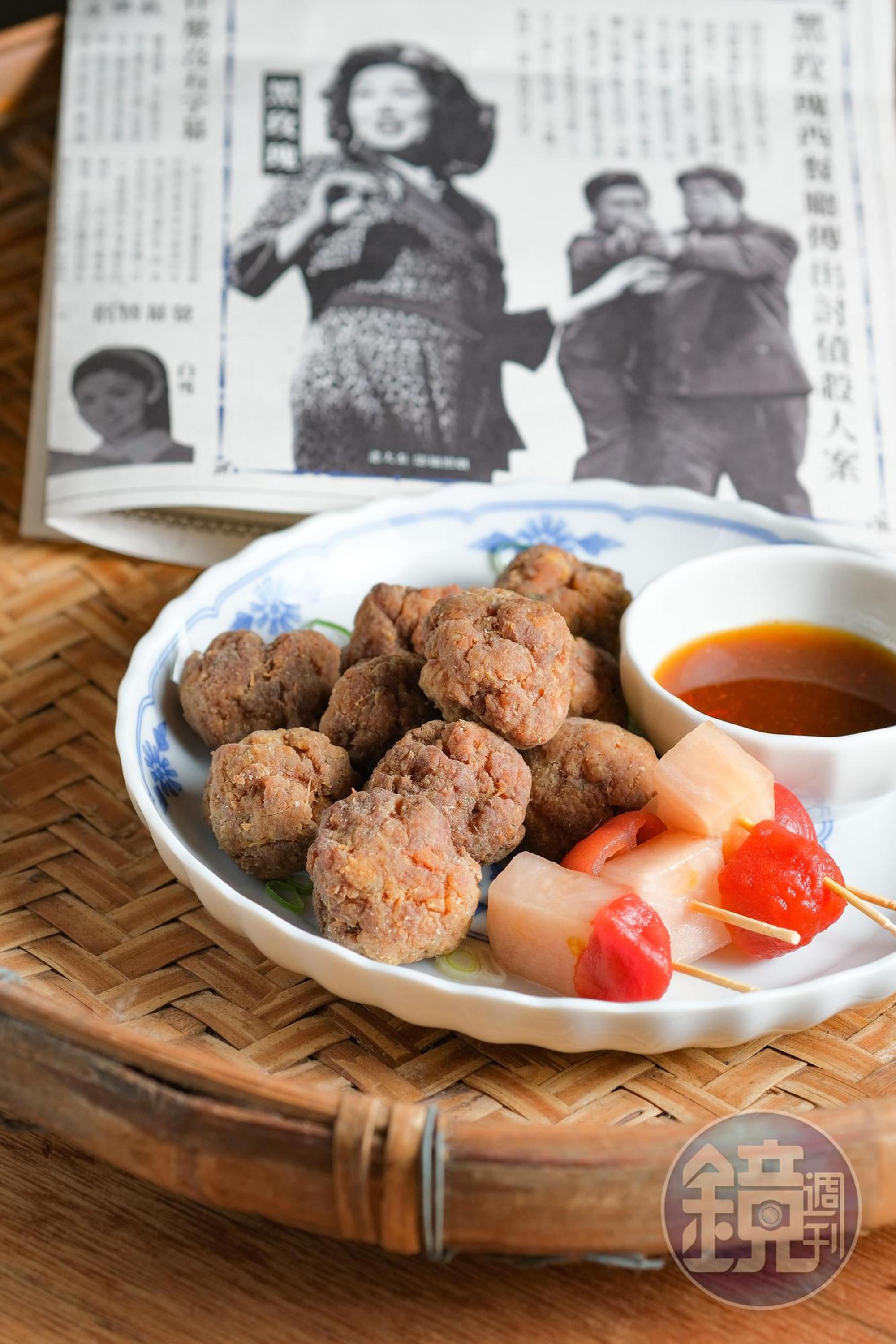 泰式調味的「香料肉球與醃製物」蘸醬汁和自製醃蘿蔔、番茄,有解膩效果。(250元/份)