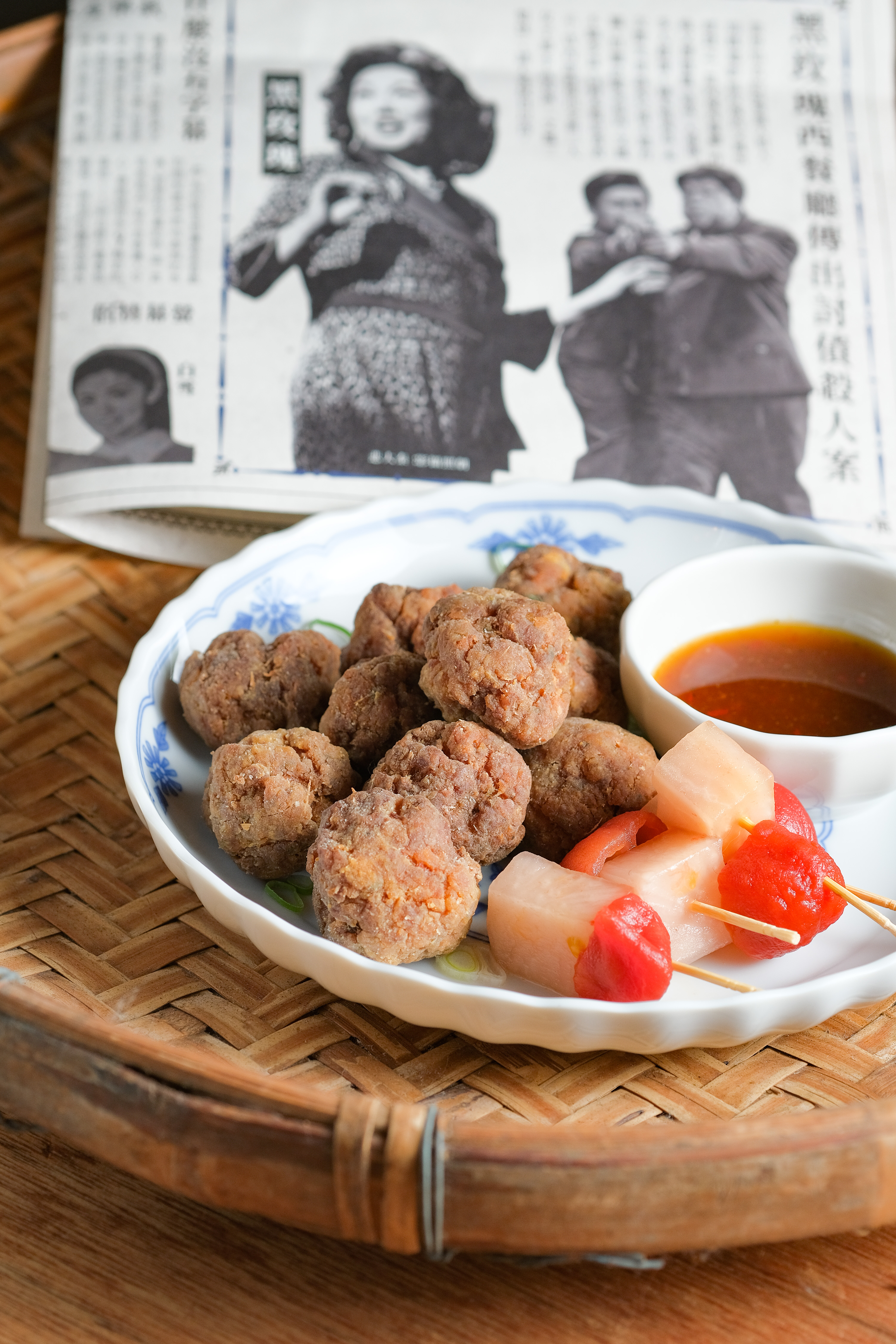 泰式調味的「香料肉球與醃製物」蘸醬汁和自製醃蘿蔔、番茄，有解膩效果。（250元／份）