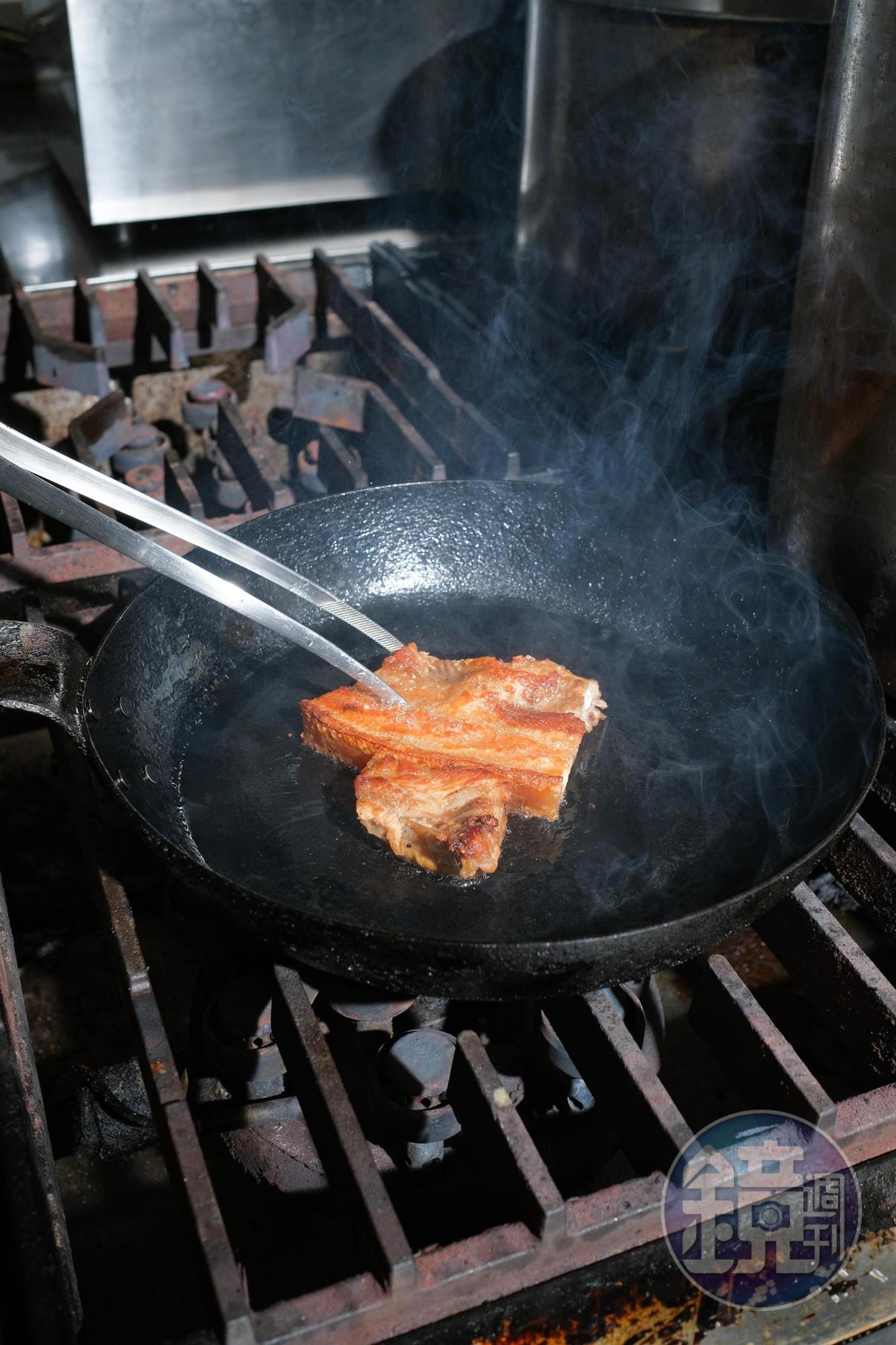 鹹豬肉用黑胡椒、蒜頭、綜合香料鹽事先乾煎入味,上桌前再煎香。