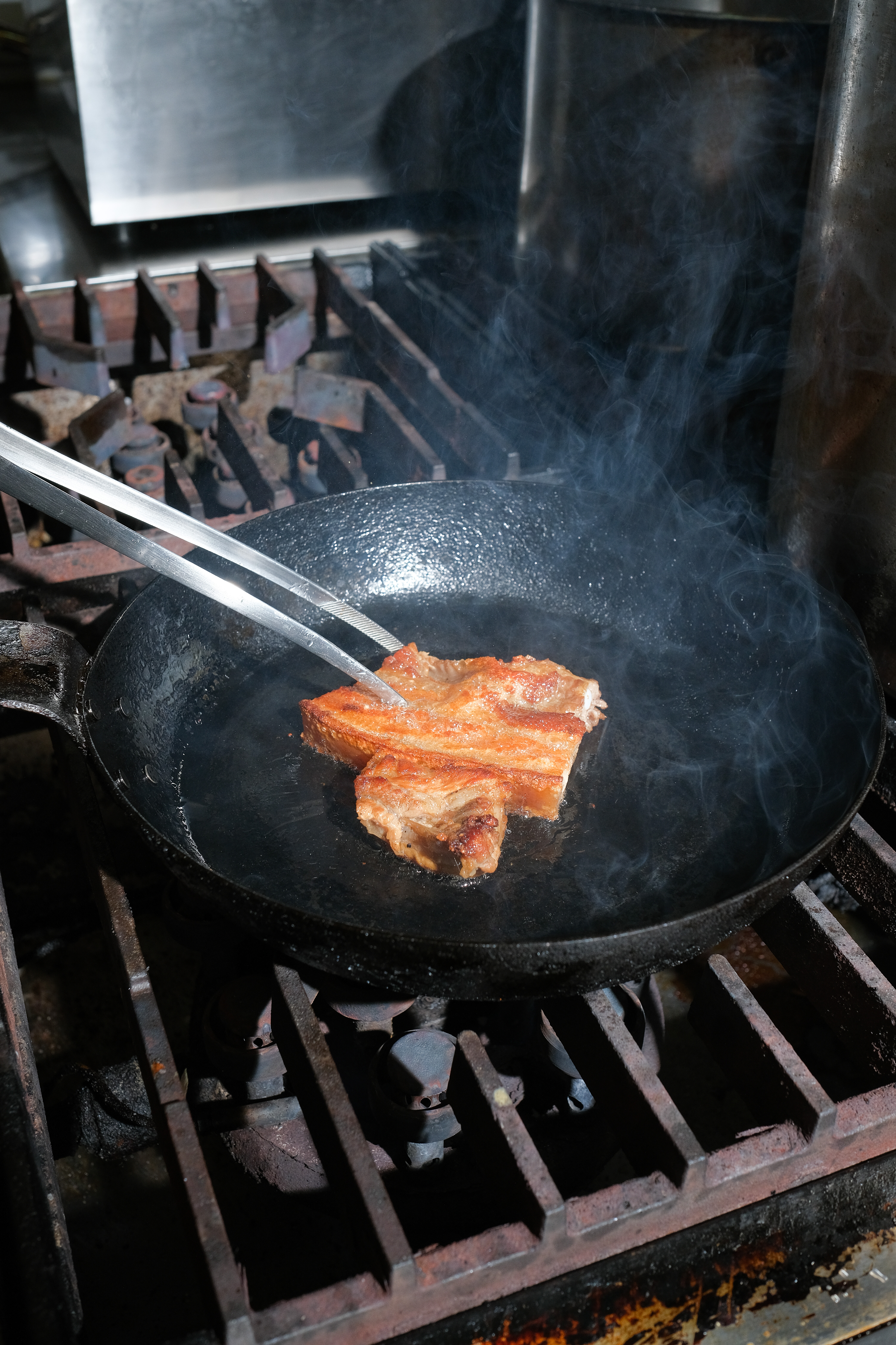 鹹豬肉用黑胡椒、蒜頭、綜合香料鹽事先乾煎入味，上桌前再煎香。