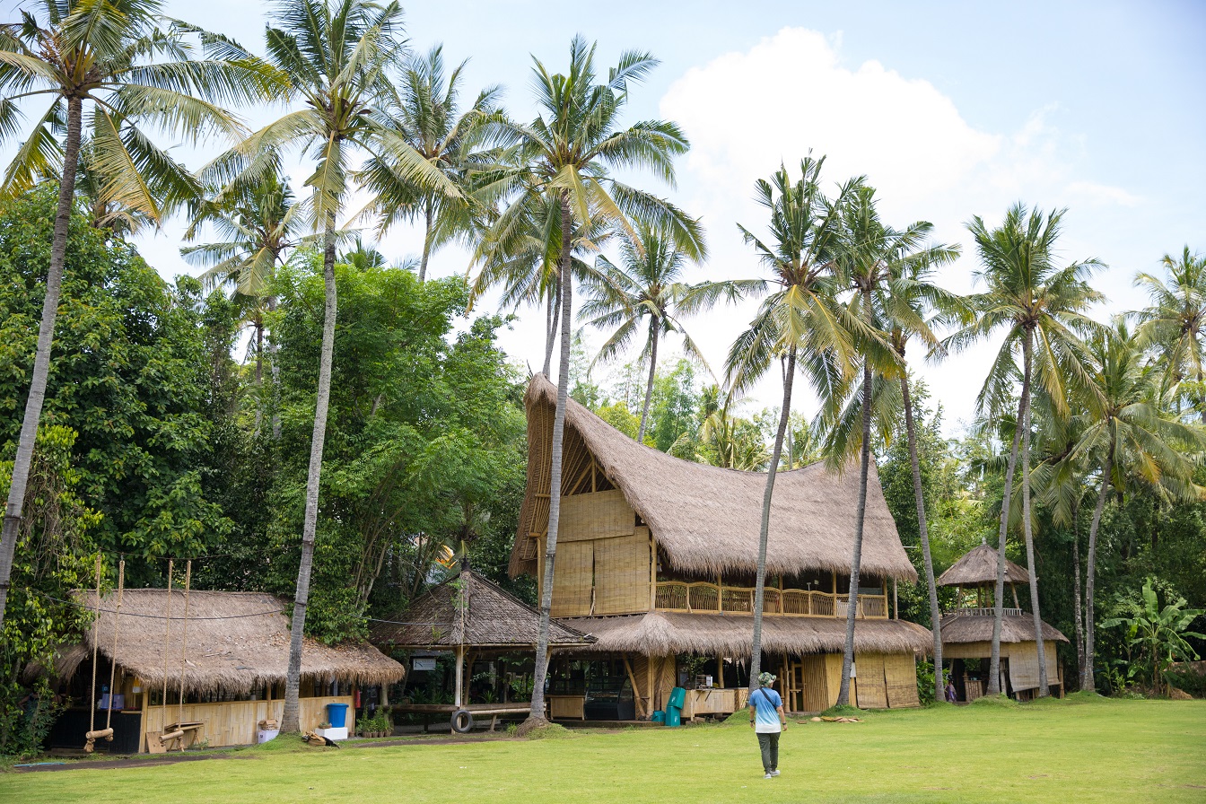 「Green School」的建築非常吸睛。