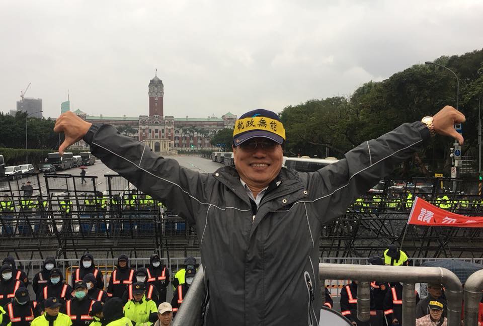 李來希質疑美國3億多人口，台灣提供10萬個口罩給美國能做什麼？（翻攝自李來希臉書）