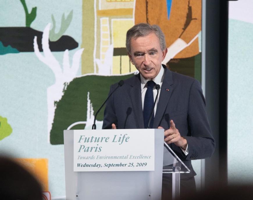 LVMH集團主席兼執行長Bernard Arnault宣布將嬌蘭、Dior、紀梵希香水線轉為生產乾洗手。(翻攝自LVMH lG)
