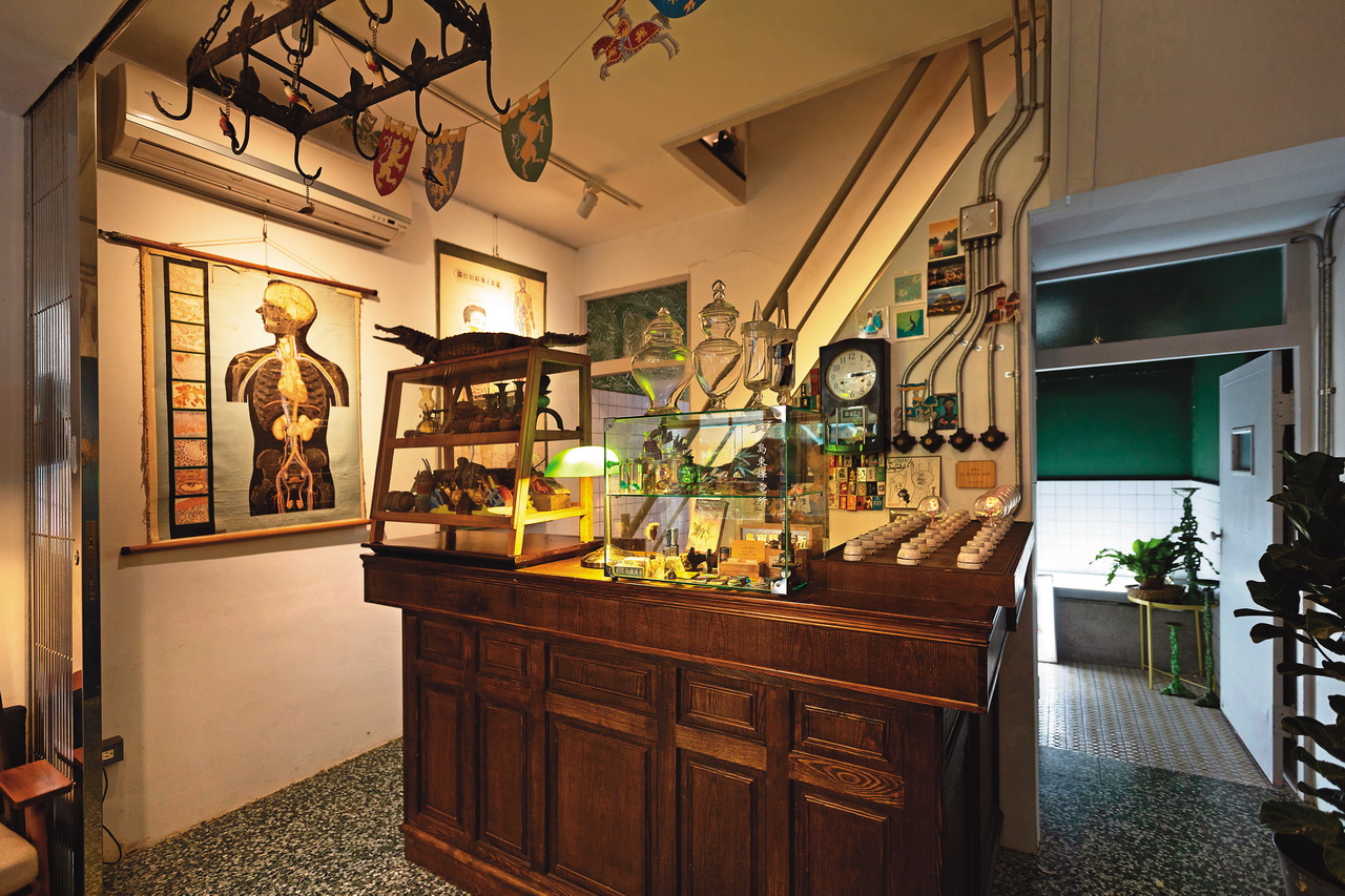 店內有許多與醫學相關的模型或圖樣，讓人誤以為這裡曾經是醫院。