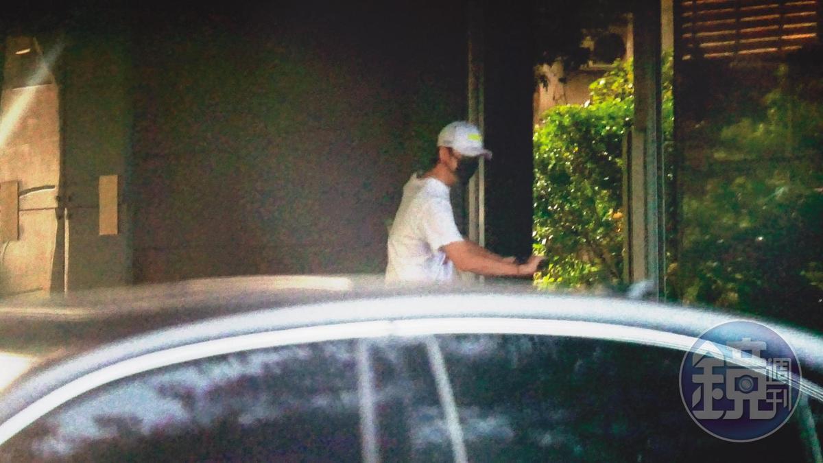 陳柏霖踩著滑板車返家，為了掩飾庭萱。（本刊資料照）