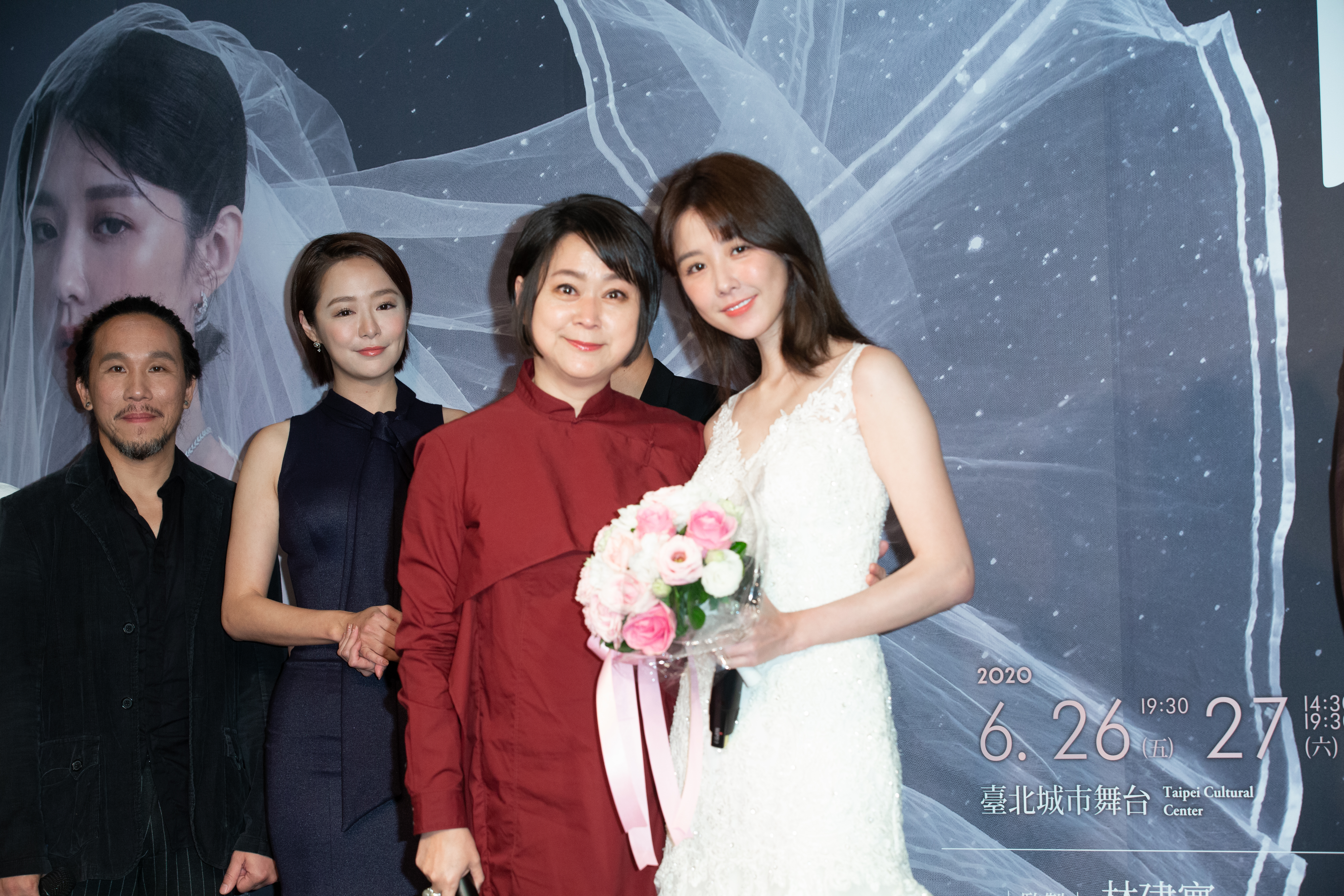 王月為邵雨薇送上捧花，讓邵雨薇情緒激動，一時以為自己真的要嫁出去了。