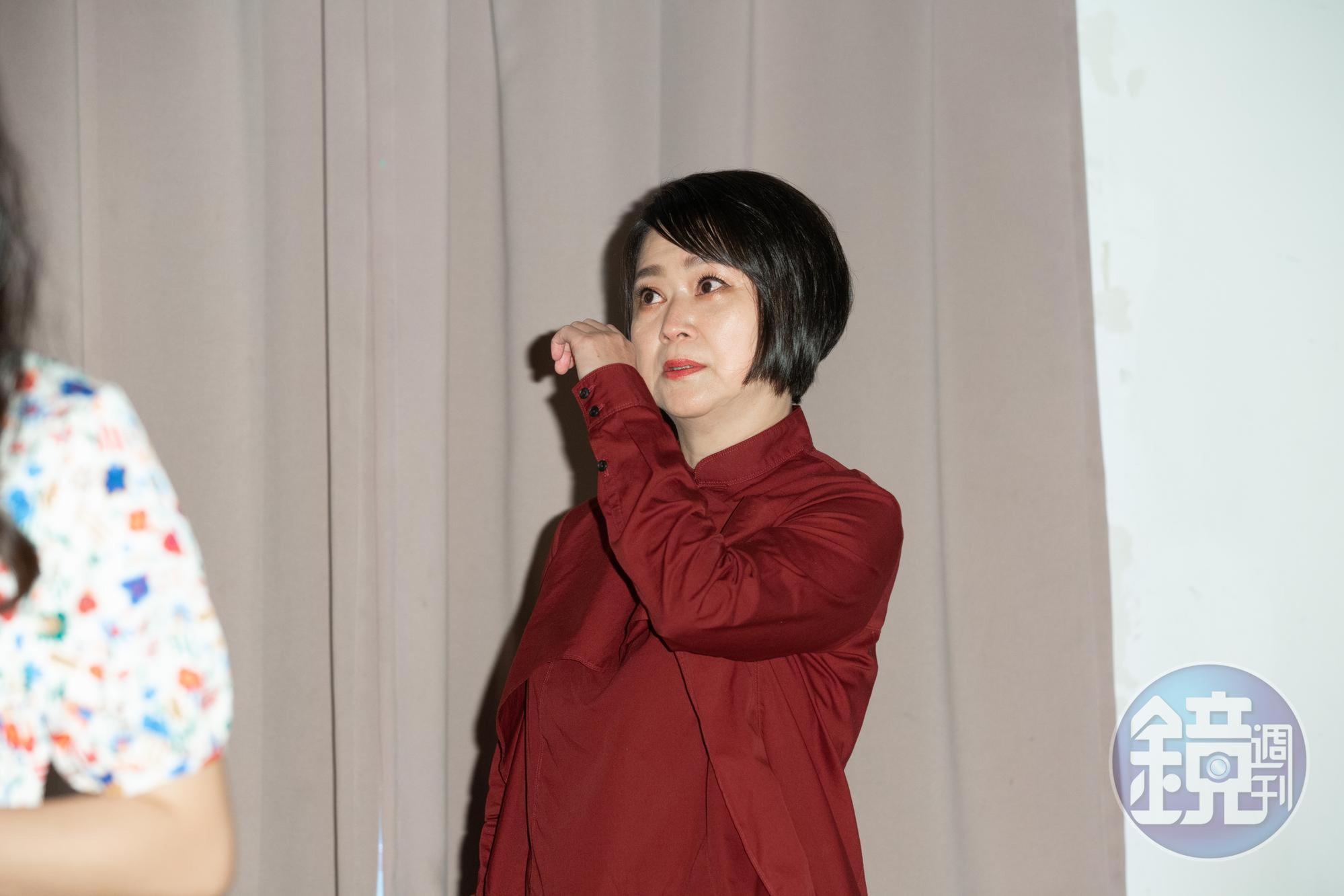 樊光耀(左)為邵雨薇(中)挑選《昨夜星辰-2020李國修紀念作品》這齣李國修老師少見以女性角度描述的劇本。