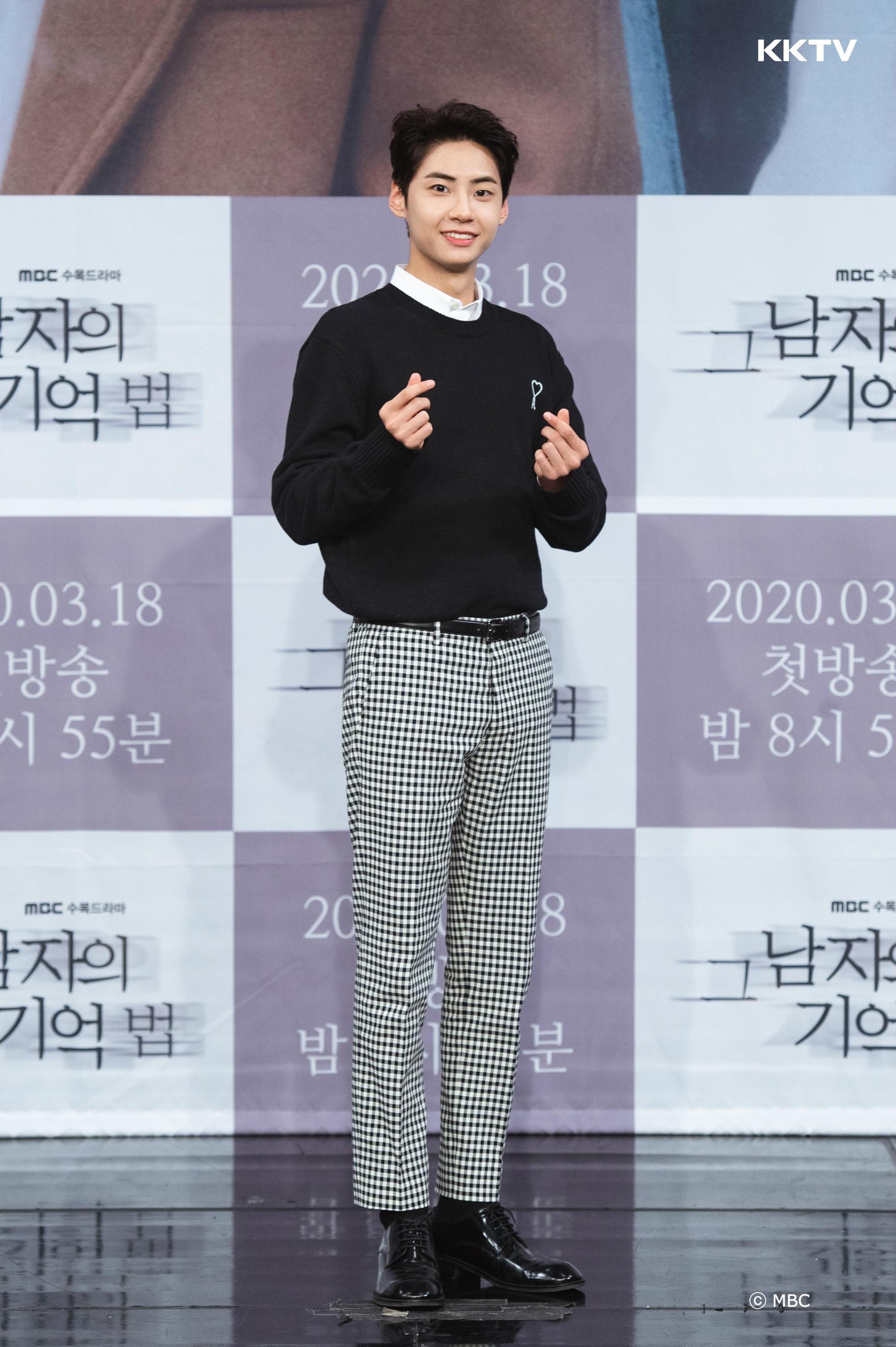 因《PRODUCE X 101》受注目的李鎮赫在《那個男人的記憶法》演出記者。(KKTV提供)
