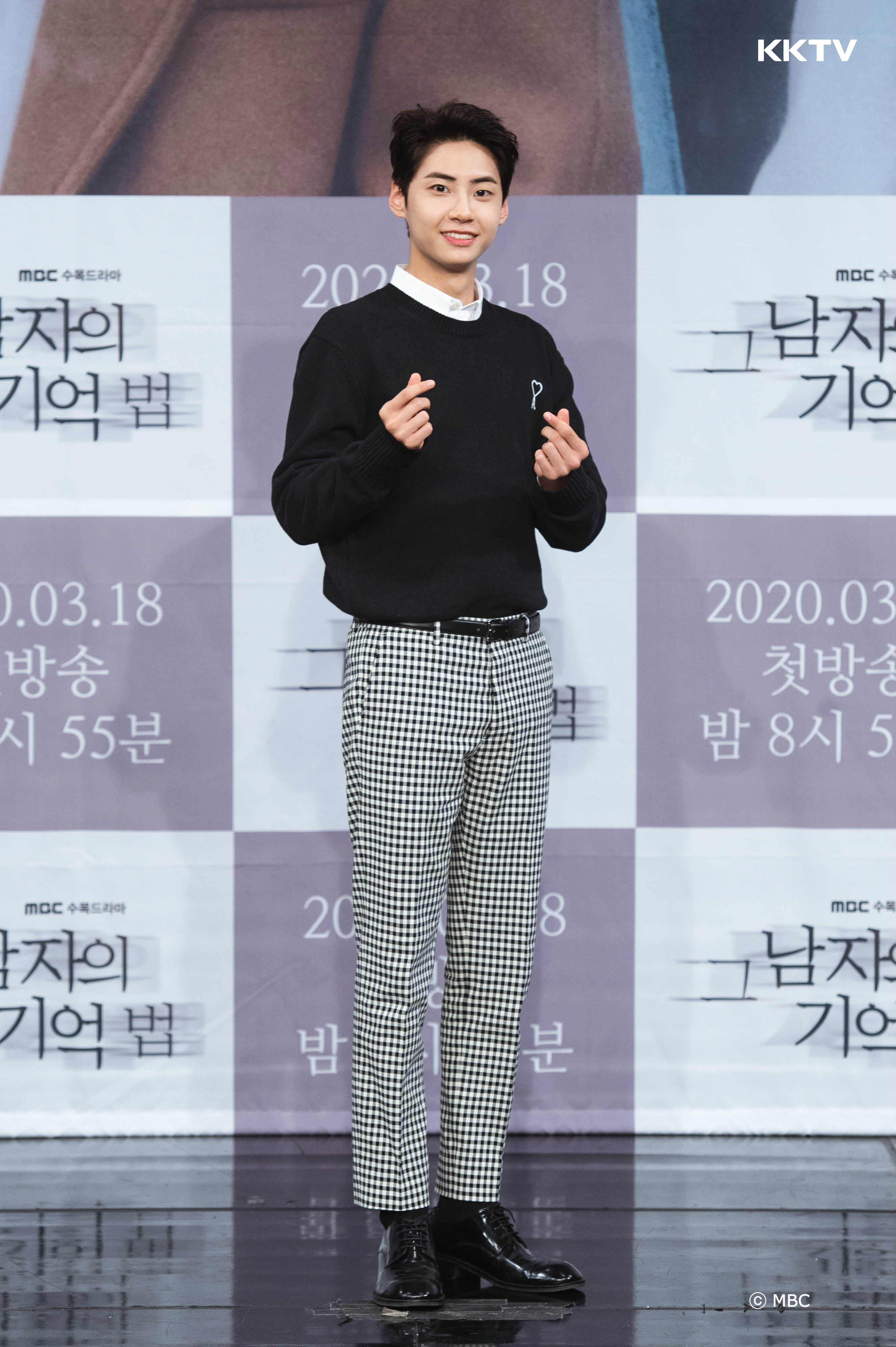 因《PRODUCE X 101》受注目的李鎮赫在《那個男人的記憶法》演出記者。（KKTV提供）