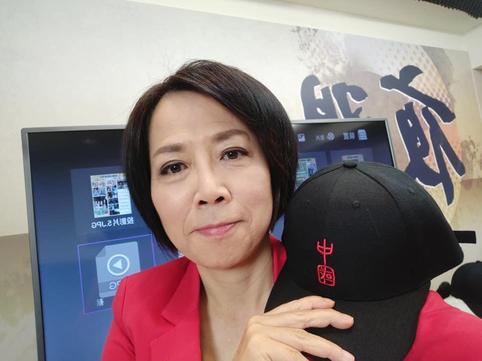 對於台美雙方成為防疫夥伴,黃智賢po文痛批,台灣每週「進貢」10萬個口罩,「果然是美國殖民地。」(翻攝自黃智賢臉書)