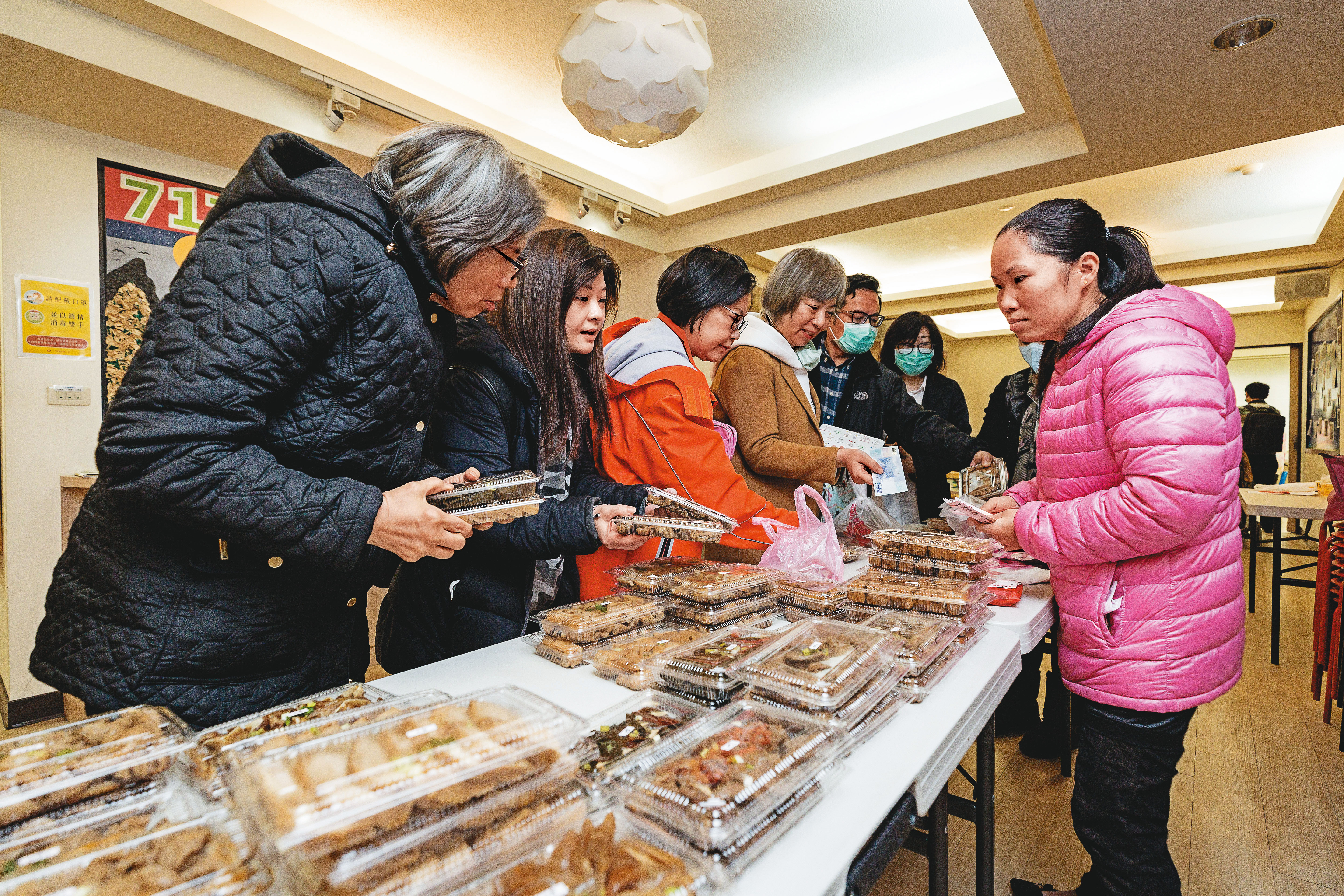 除了在網路上接單，陳籹穌（右）會利用每週日上教會時，現場擺攤賣滷味。
