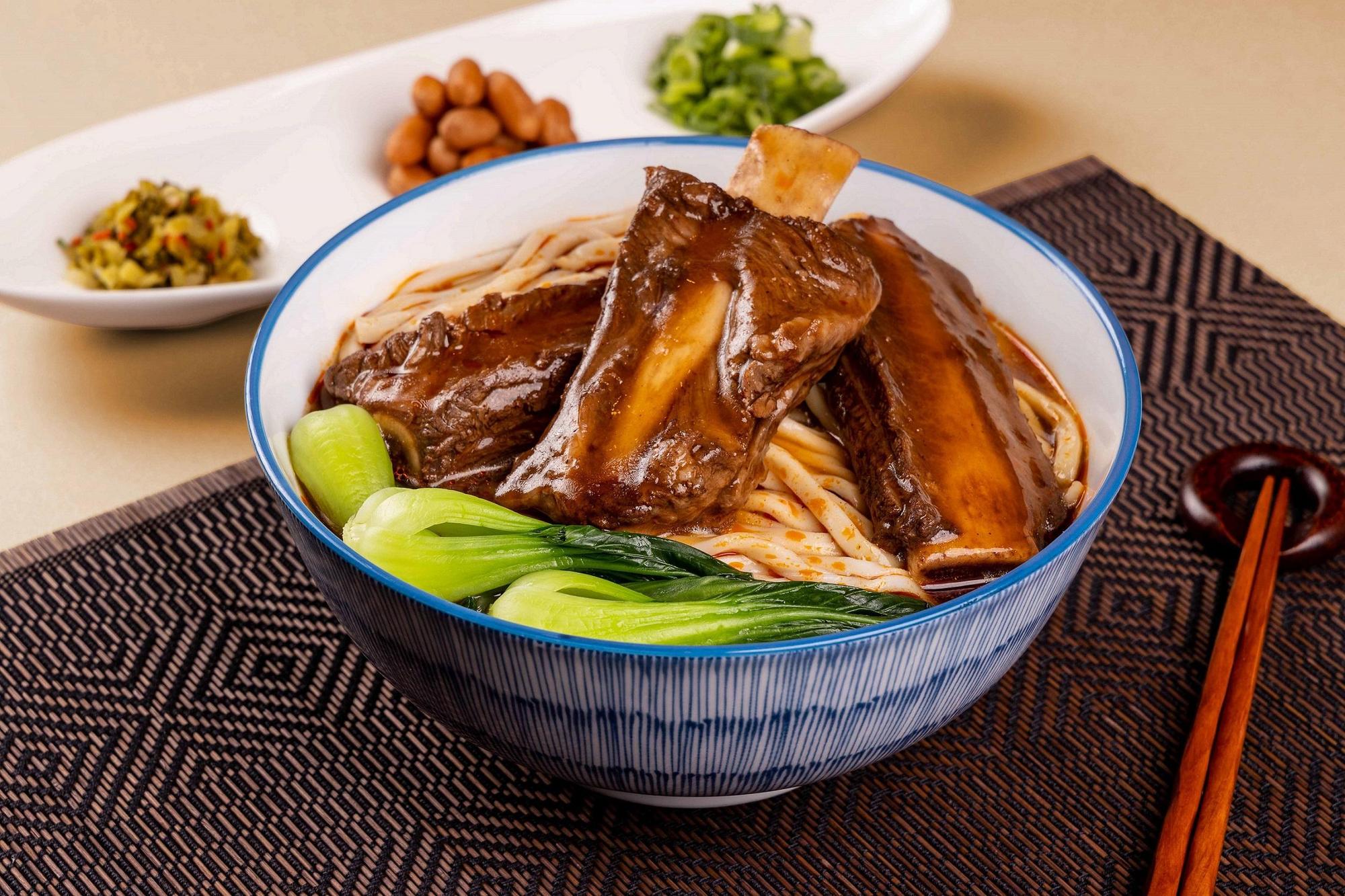 福容線上食堂冠軍極黑戰斧牛肉麵。(福容大飯店提供)