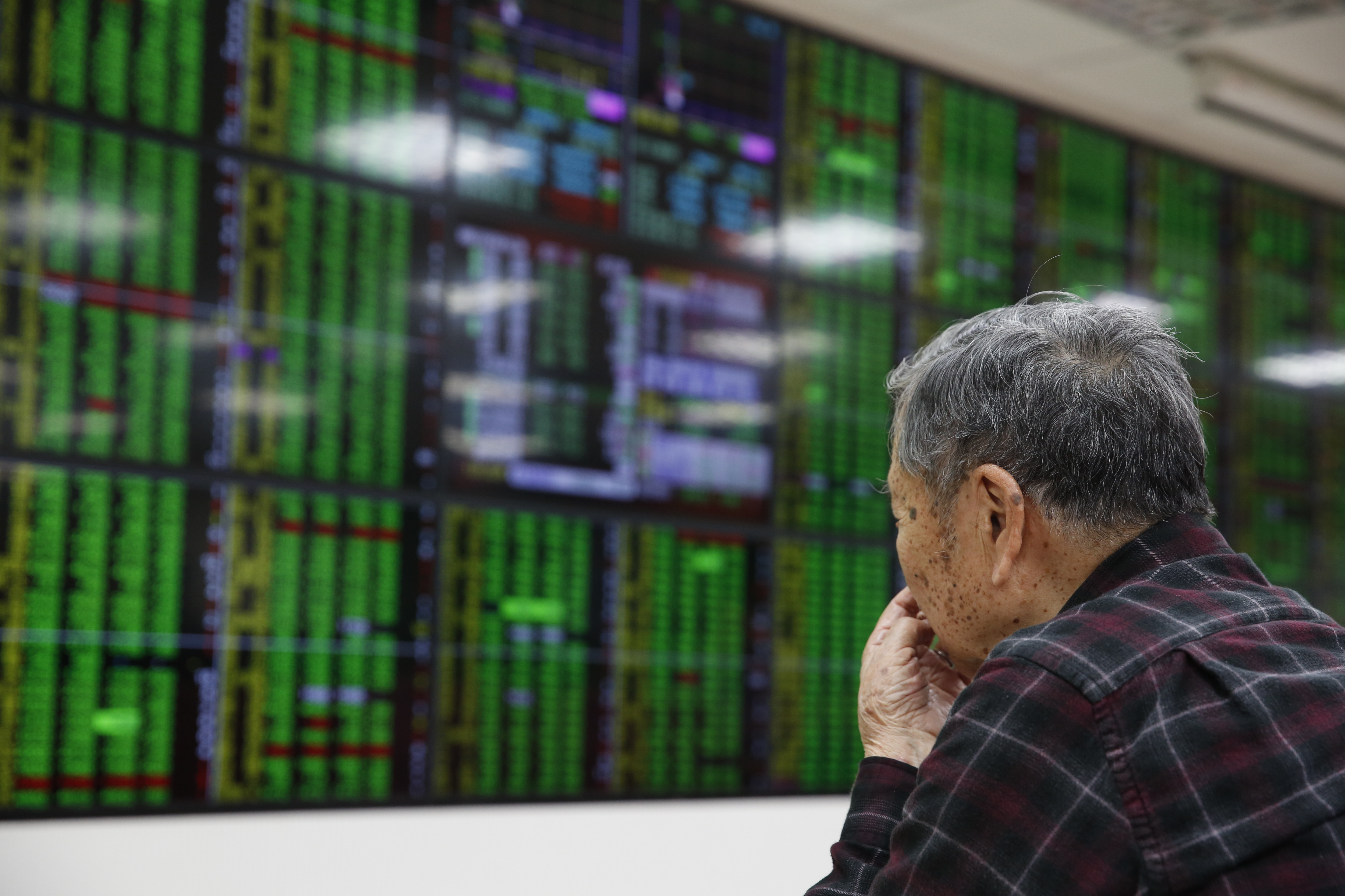 新冠疫情愈演愈烈，台灣加權指數正式摔破10年線。