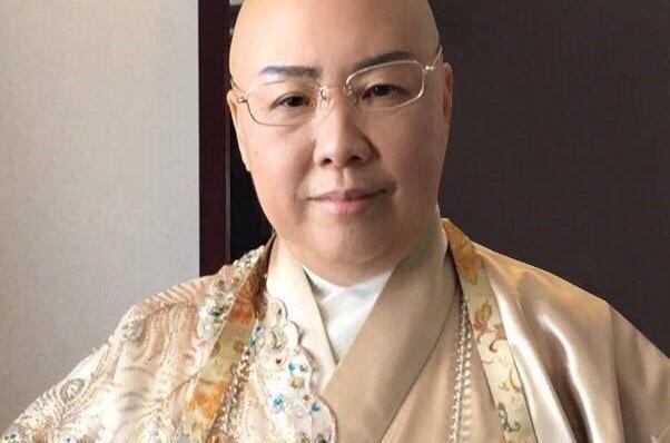 恆述法師欠債3,000萬，遭弟弟張菲切割。（翻攝自恆述法師臉書）