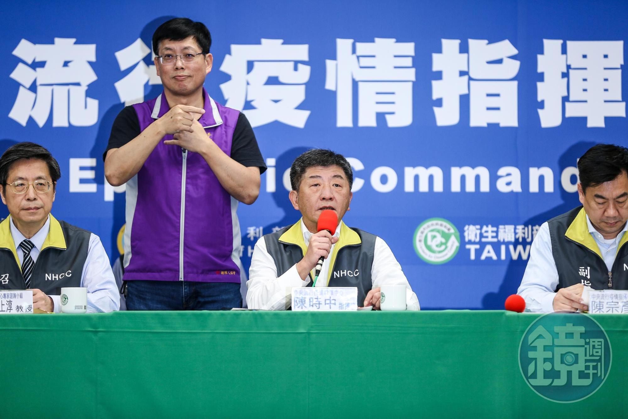 中央流行疫情指揮中心今（19日）召開記者會，宣布增加8例確診，包含7例境外移入和1例本土個案。
