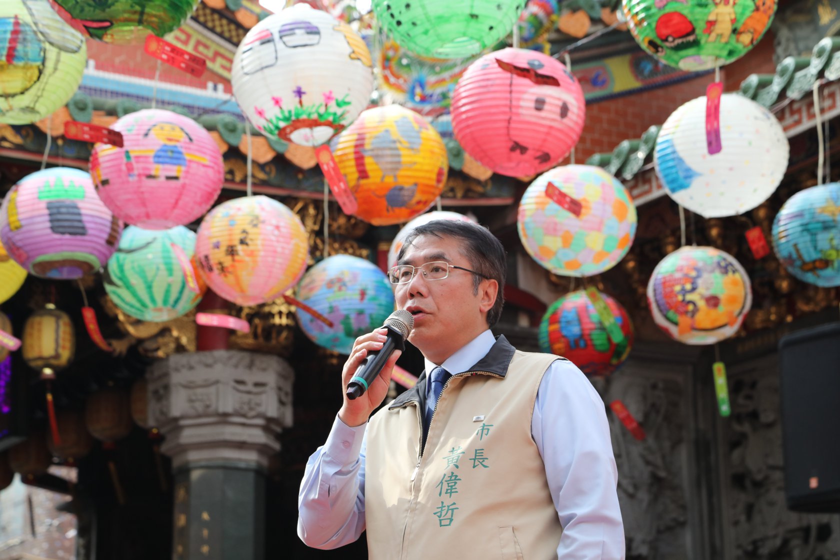 對於2名不聽勸執意出國旅遊的同仁，台南市長黃偉哲表示，將在年終考績上做適當處理，並建議他們不領取補助金。（翻攝黃偉哲臉書）