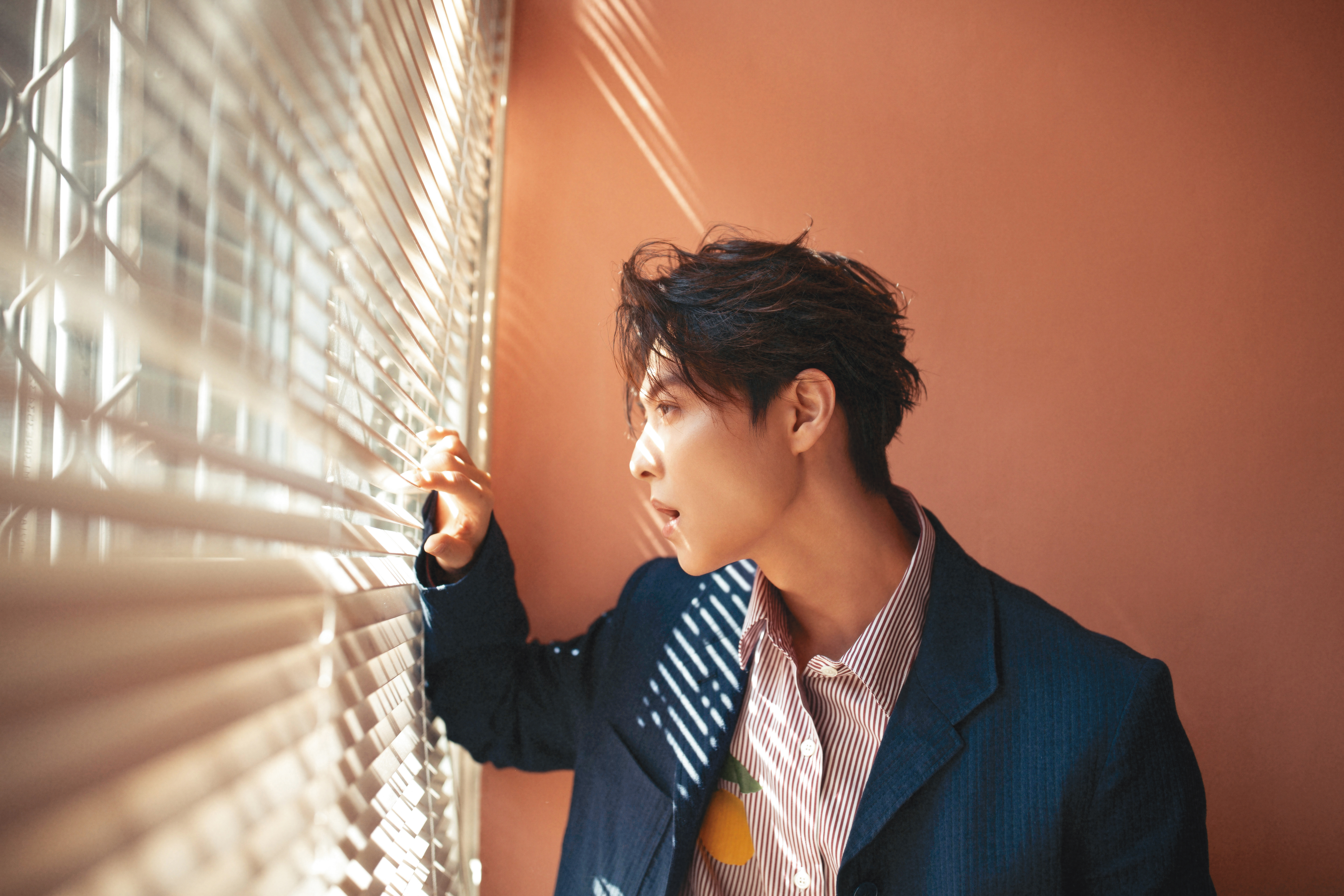 邱勝翊為了拍《覆活》才練習喝咖啡、第一次失眠，「我一開始真的不知道失眠這麼痛苦， 你就發現自己會很焦躁。」 真的是一個挺幸福的人呀！