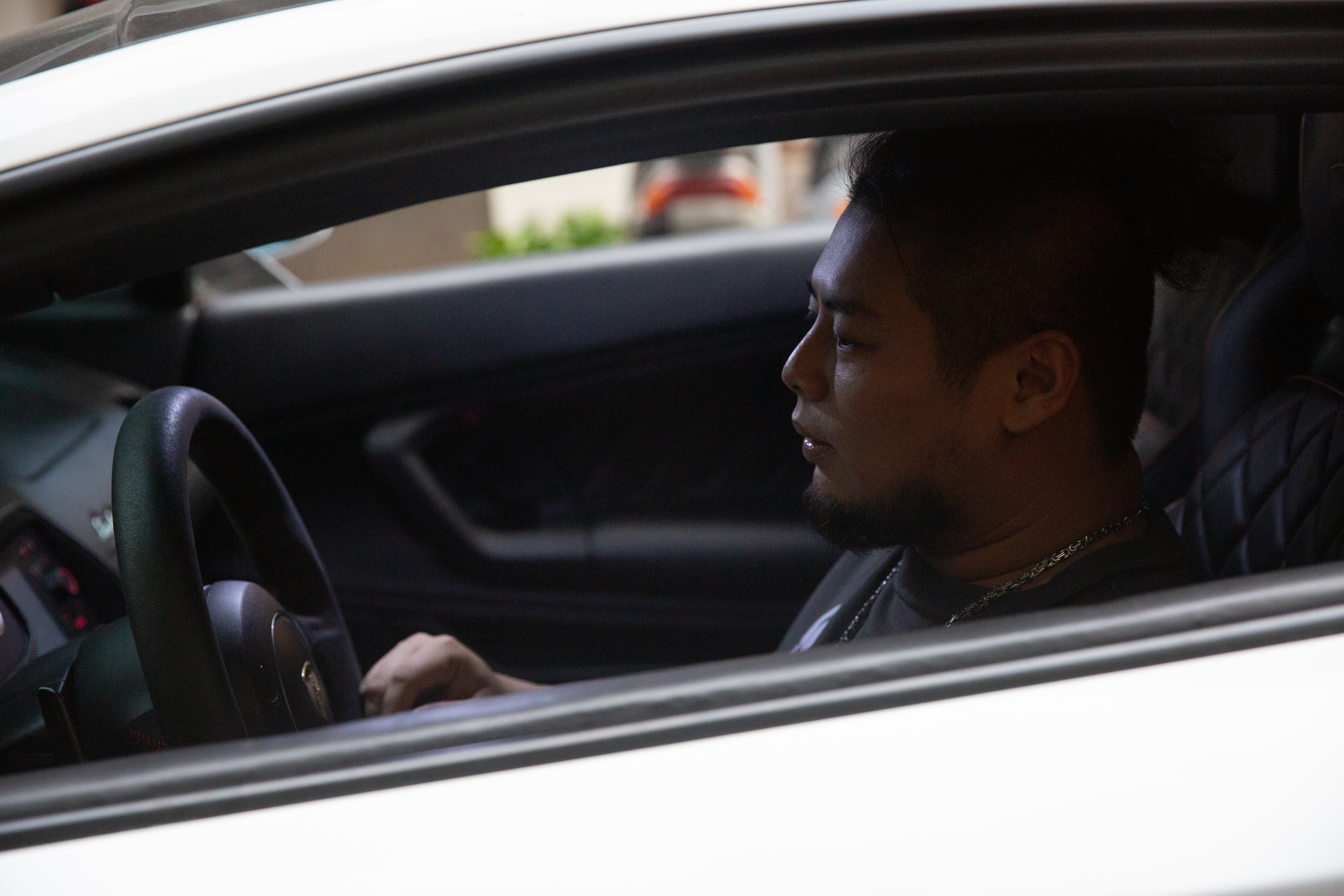 游否希私下其實是有禮貌的人，但鏡頭一上就嘴狂，反成為輿論箭靶，也是壓倒「在不瘋狂」的其中一根稻草。