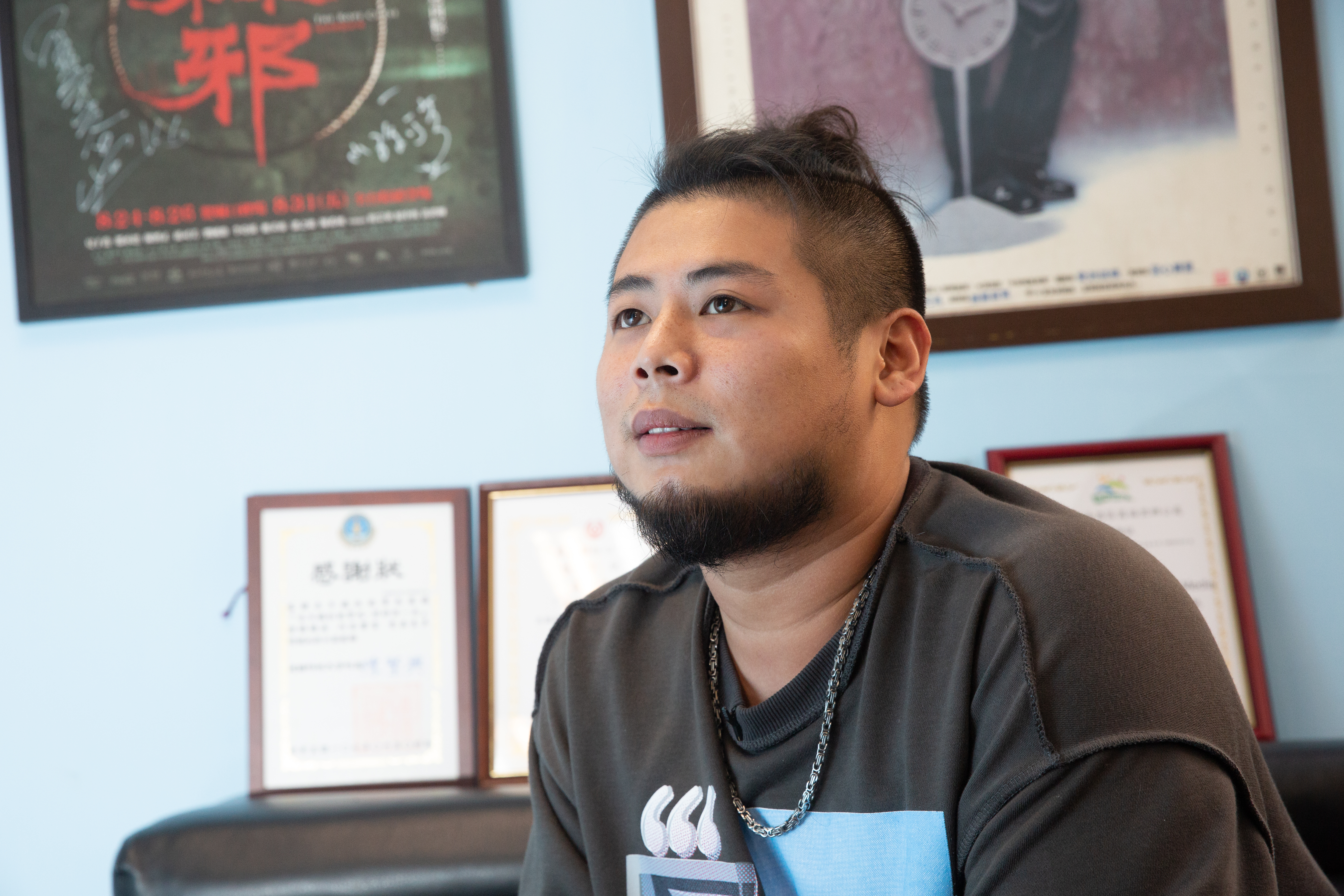 游否希日前宣布脫離經紀公司，自己當起老闆。他說如果資金燒完還未起色，就要回老家宜蘭耕田。