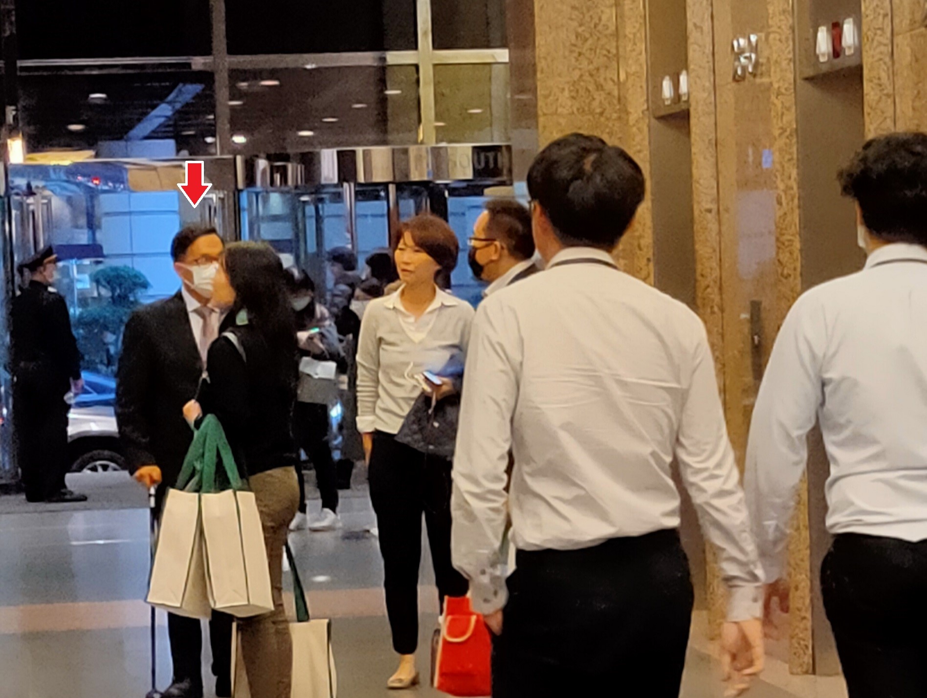 陳水扁（紅箭頭處）與陳致中等電梯時，立委陳亭妃也在旁。（讀者提供）