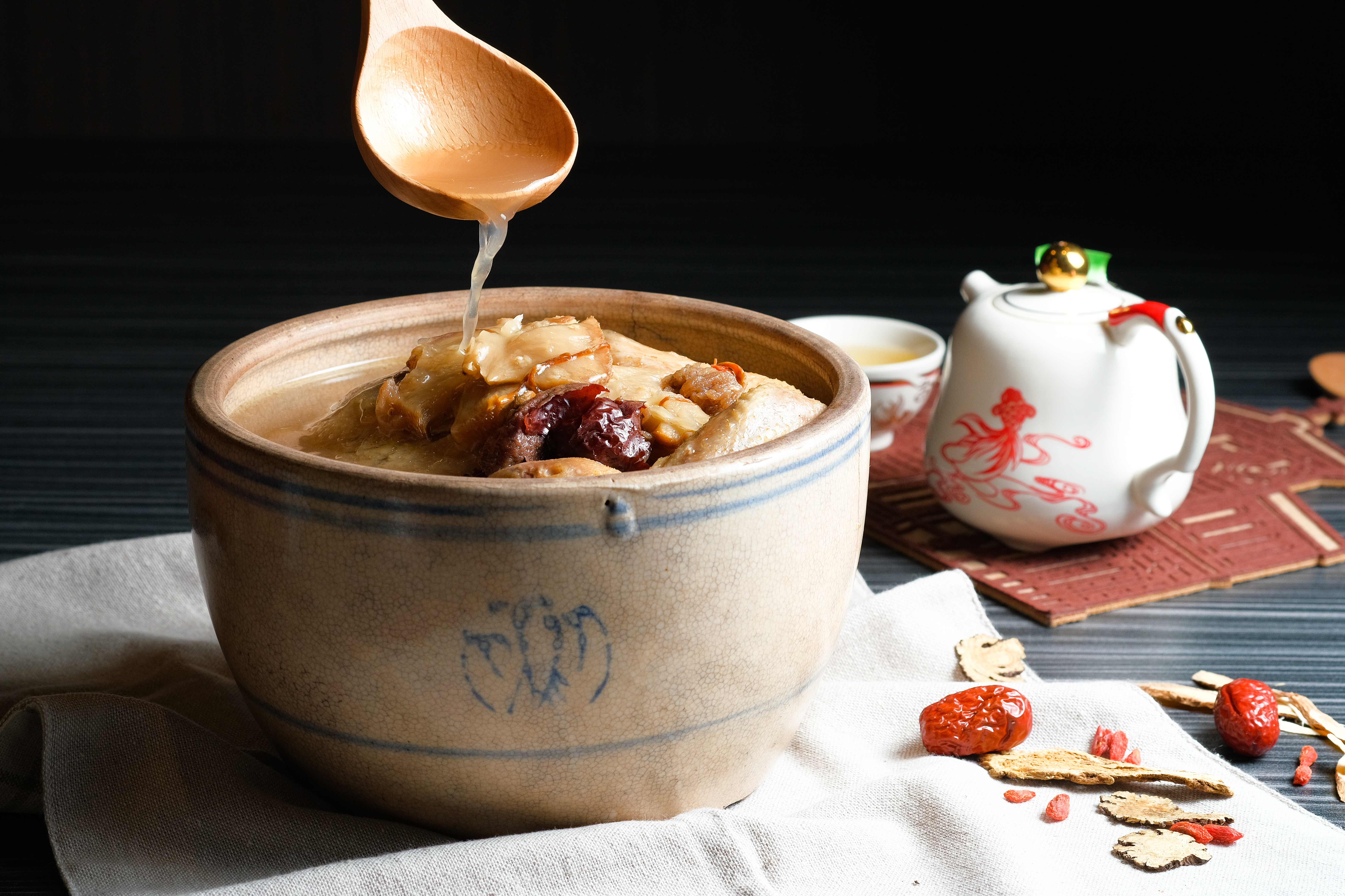 「人蔘不苦養氣雞湯」用全雞與漢補世家藥膳包燉煮，為了拍照上相好看，老闆阮婷憶特別翻出家裡的古董湯盅。（1,480元／4人份）