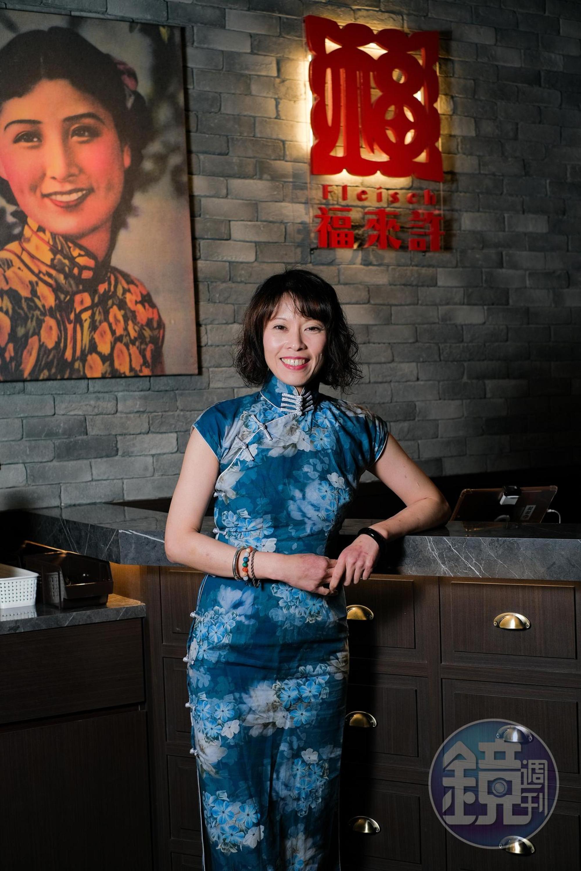 老闆阮婷憶收藏數十件旗袍,信手拈來就能說出旗袍演進史。