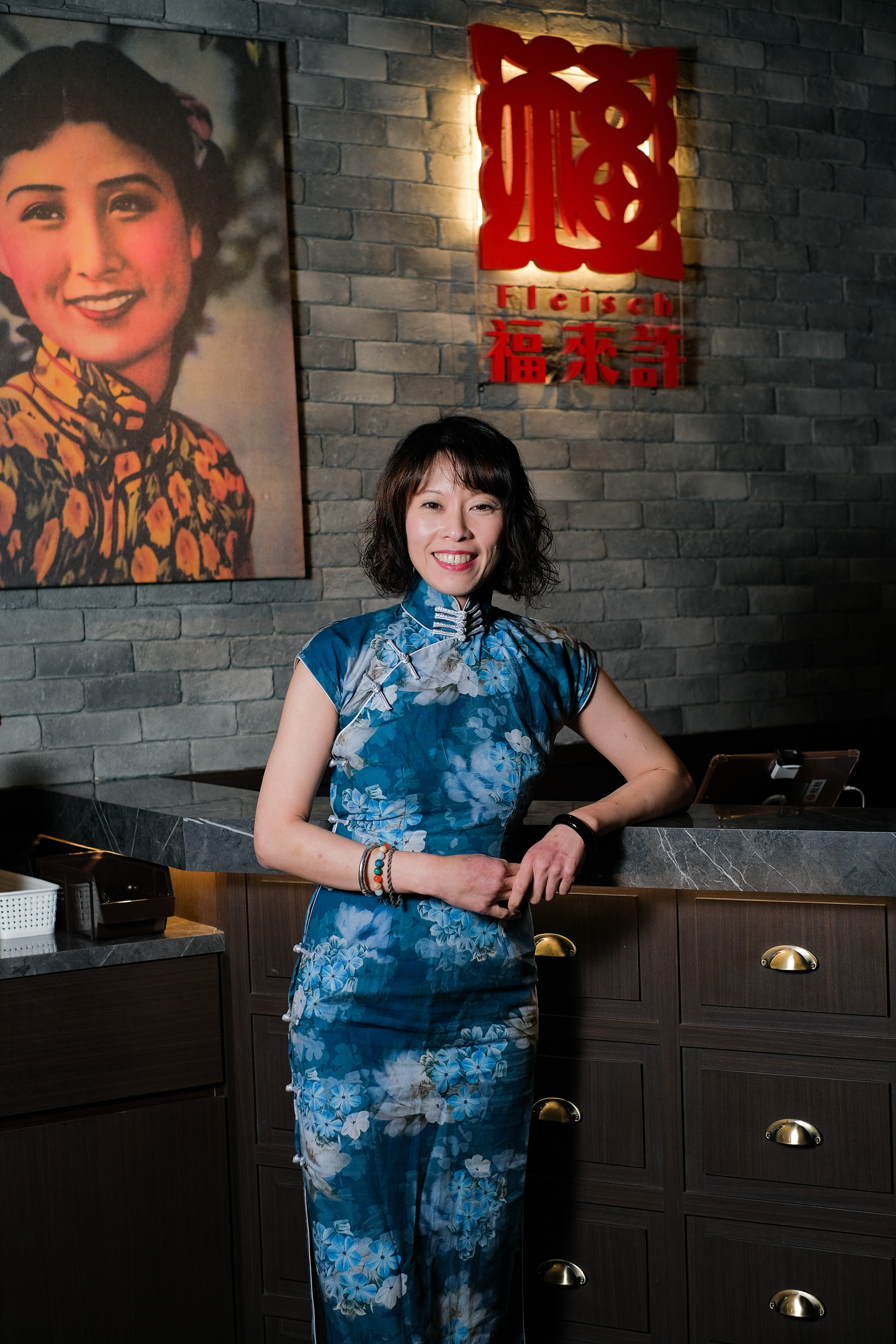 老闆阮婷憶收藏數十件旗袍，信手拈來就能說出旗袍演進史。
