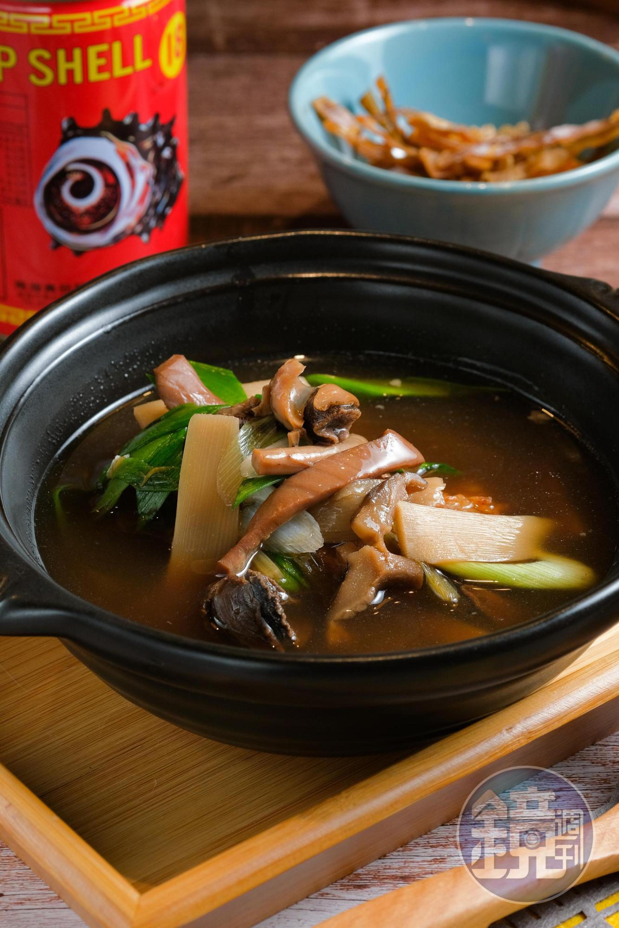 一個人也能品嘗味濃帶甜的「迪化街酒家菜魷魚螺肉蒜」。(350元/份)