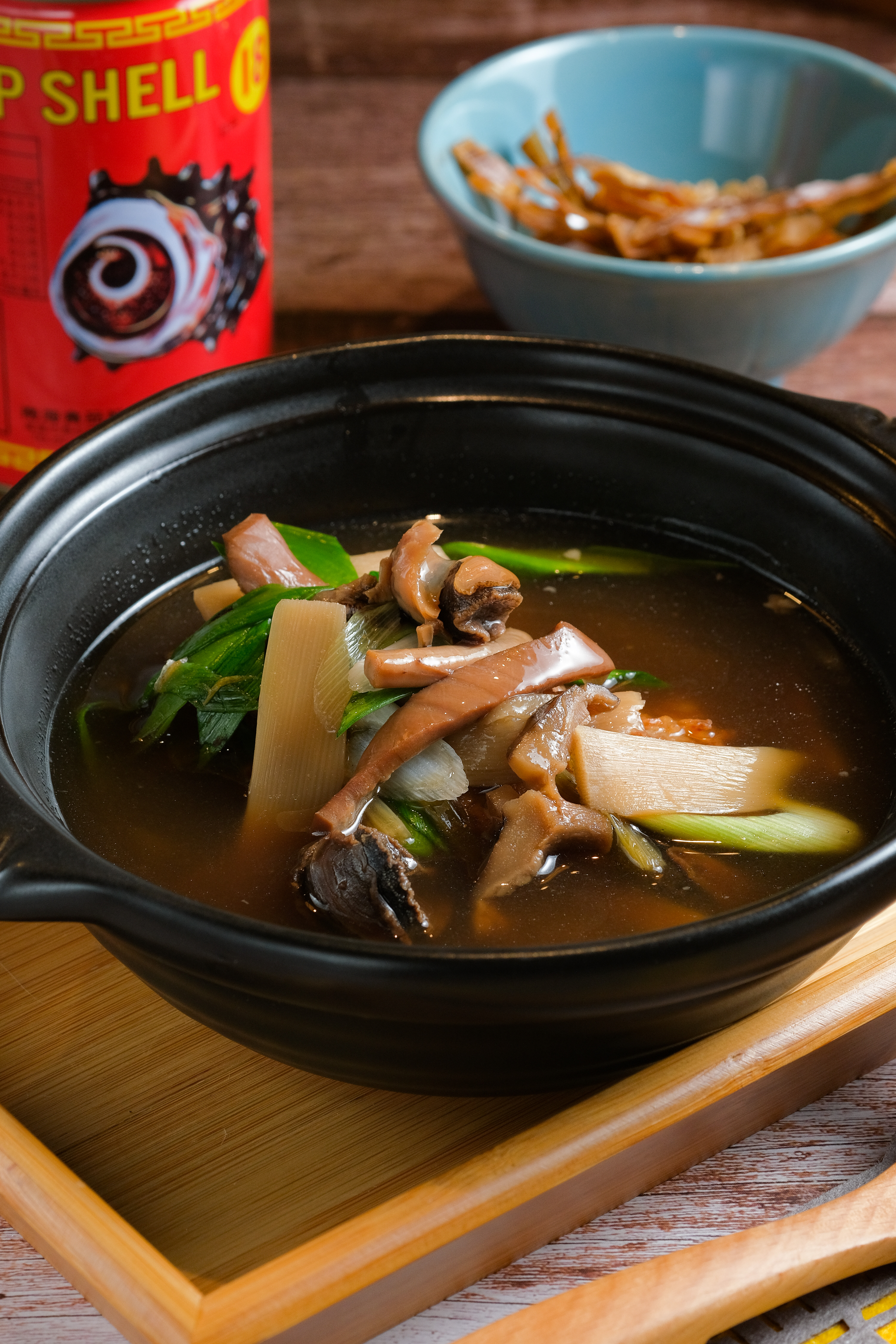 一個人也能品嘗味濃帶甜的「迪化街酒家菜魷魚螺肉蒜」。（350元／份）