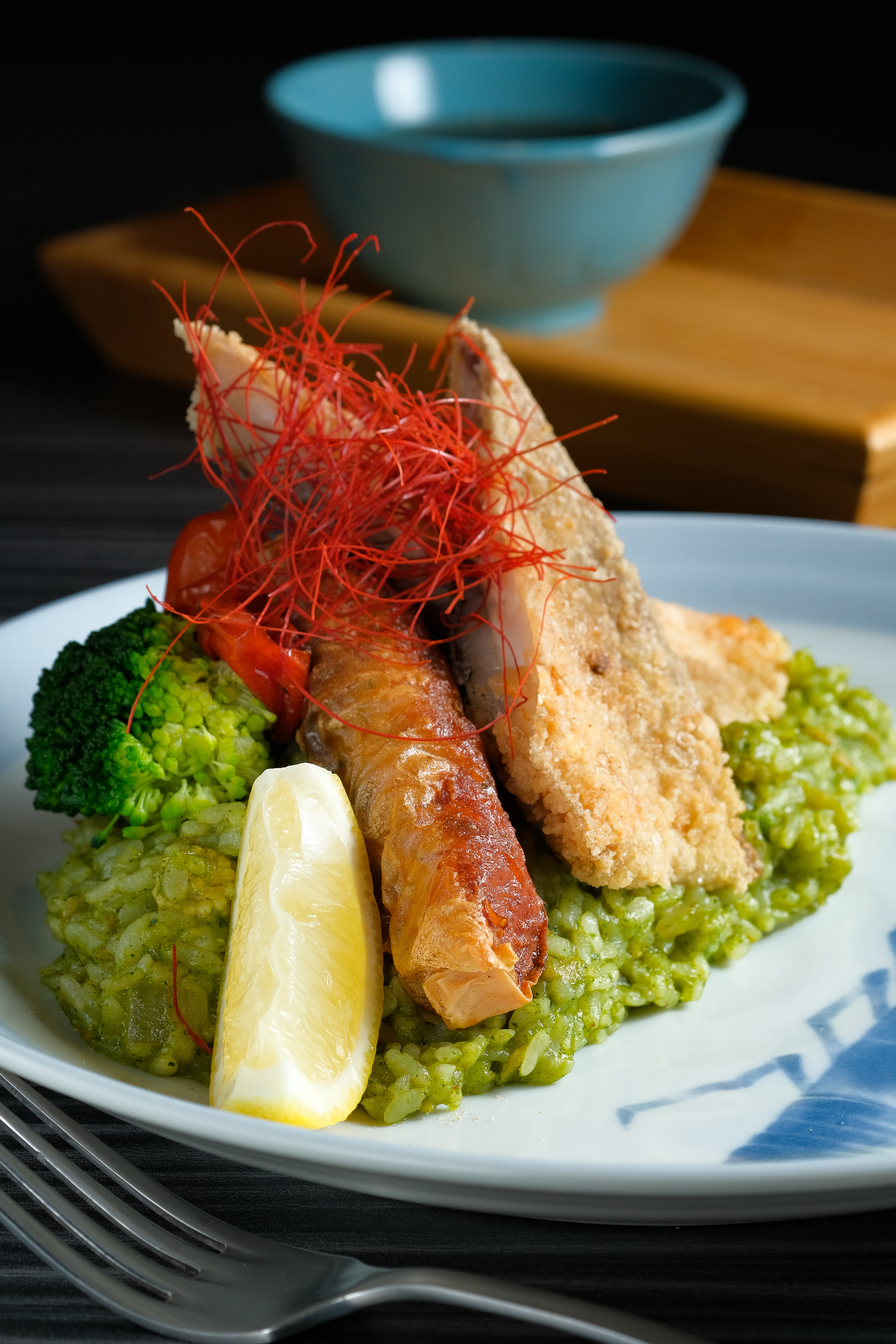 「迪化永樂市場虱目魚蝦捲青醬燉飯」以台灣有名的小吃食材結合西式燉飯，還附一碗迪化街老藥鋪黃長生中藥例湯。（430元／份）
