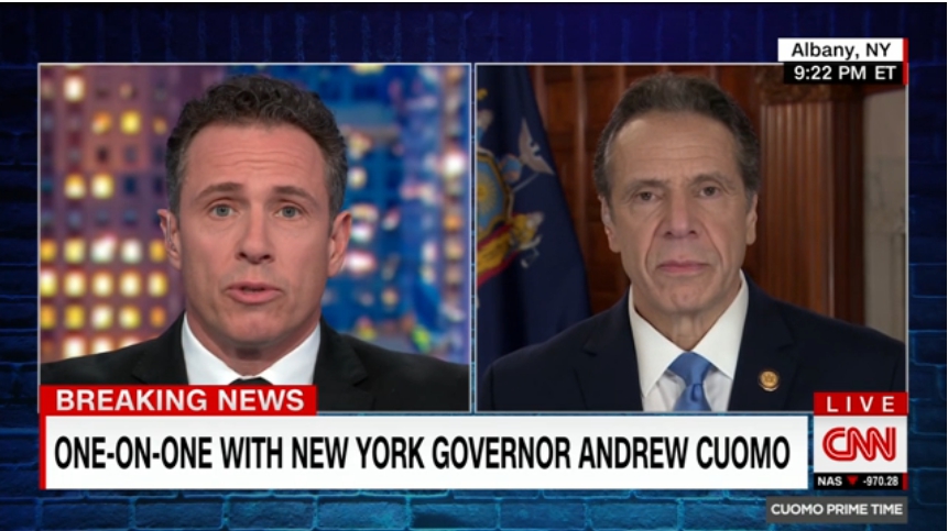 CNN主播克里斯‧古莫（左）和紐約州長安德魯‧古莫（右）日前直播連線談疫情卻變成兄弟爭寵。（翻攝自CNN）