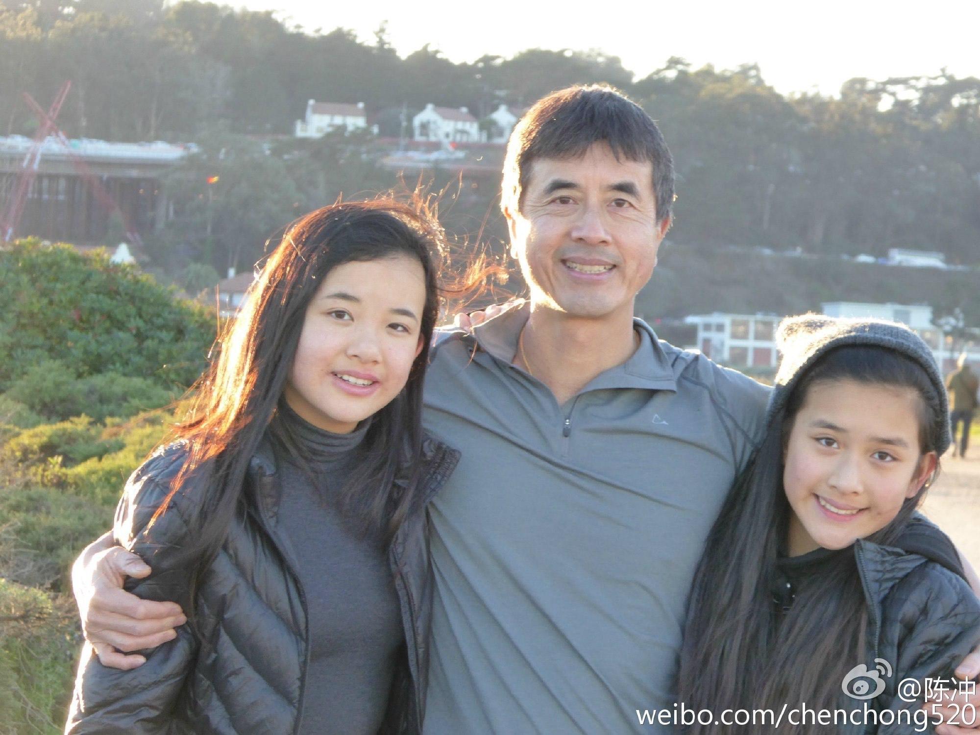 陳沖與美國心臟科醫生彼得結婚邁入第28年，兩人育有2女。（翻攝自陳沖微博）