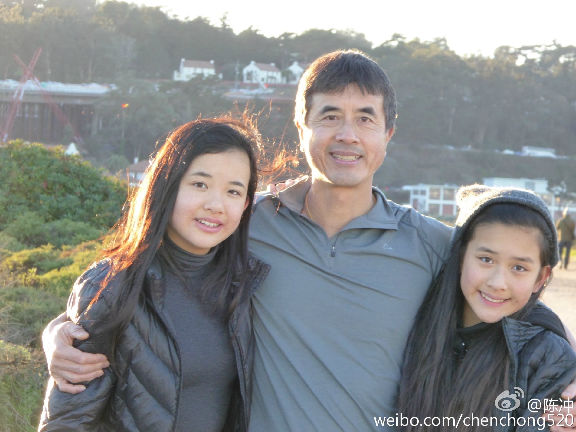 陳沖與美國心臟科醫生彼得結婚邁入第28年，兩人育有2女。（翻攝自陳沖微博）